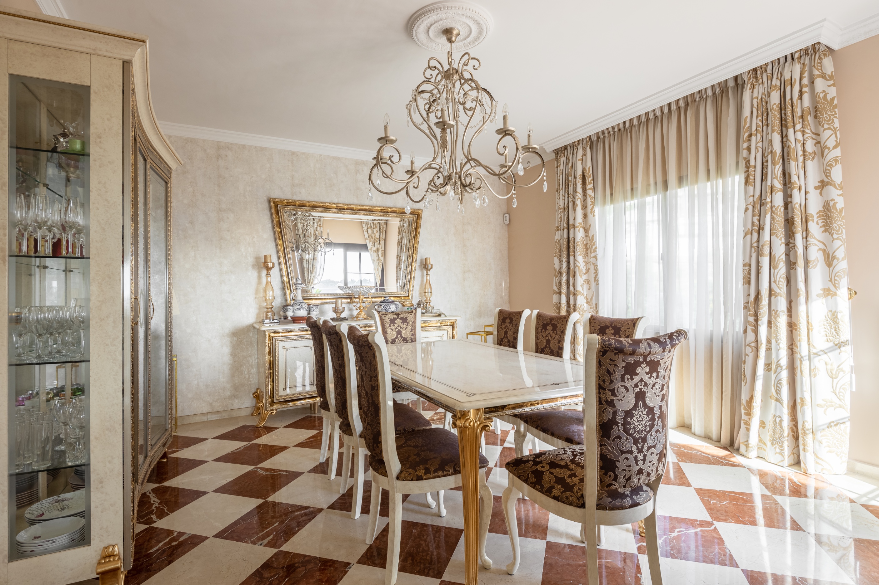 6 Bedroom Villa in Estepona - Photo 3