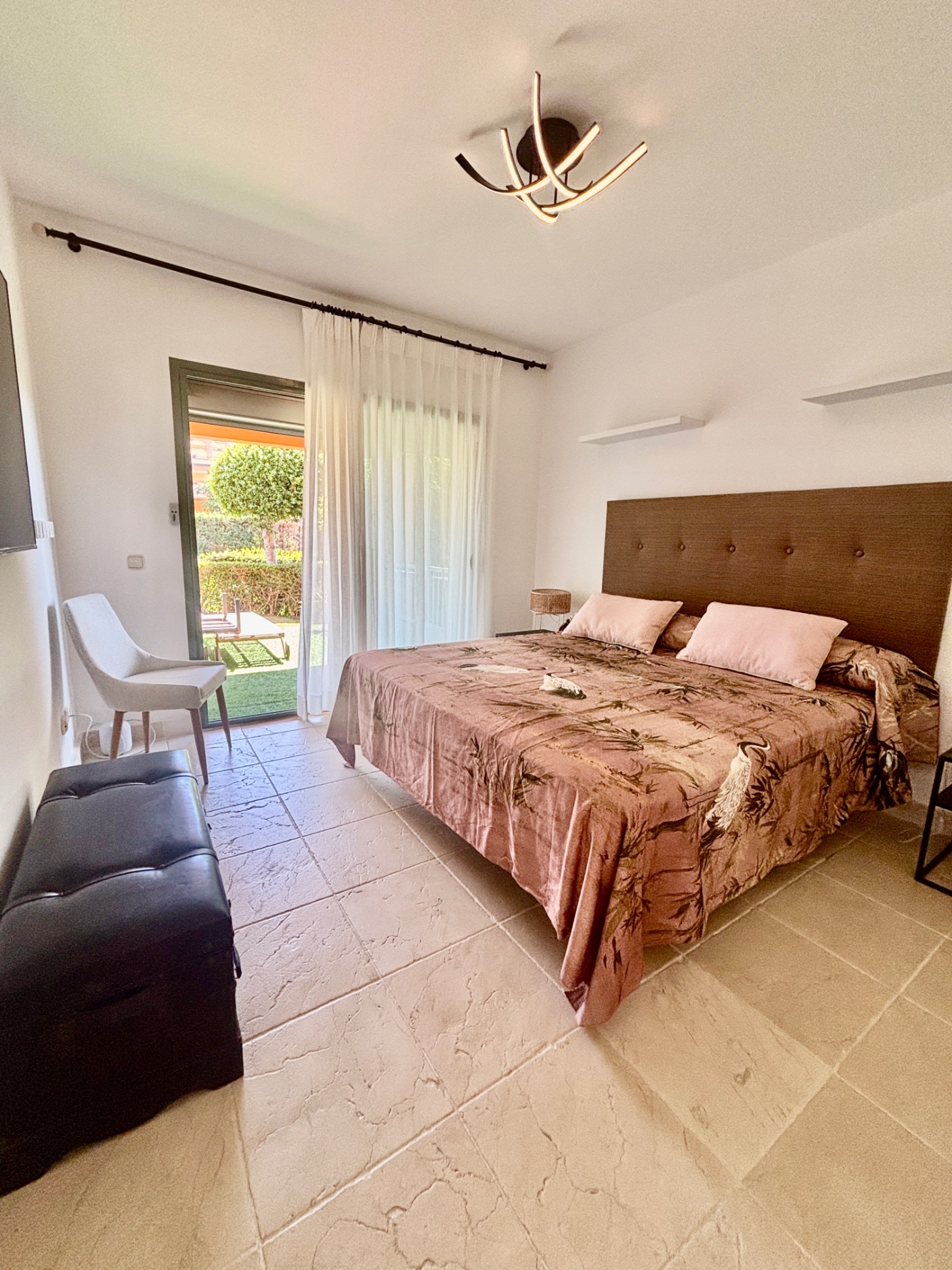 2 Bedroom Apartment in Benahavís - Photo 3