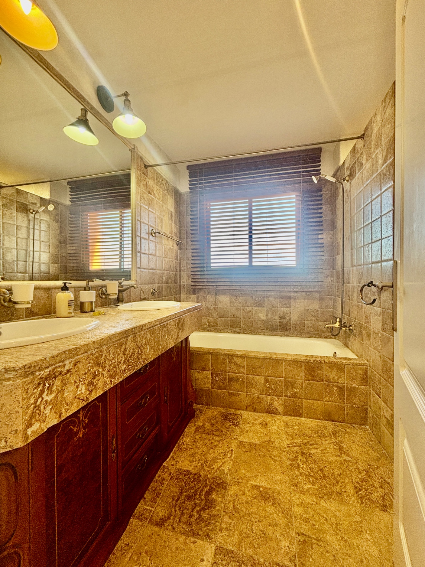 2 Bedroom Apartment in Benahavís - Photo 5