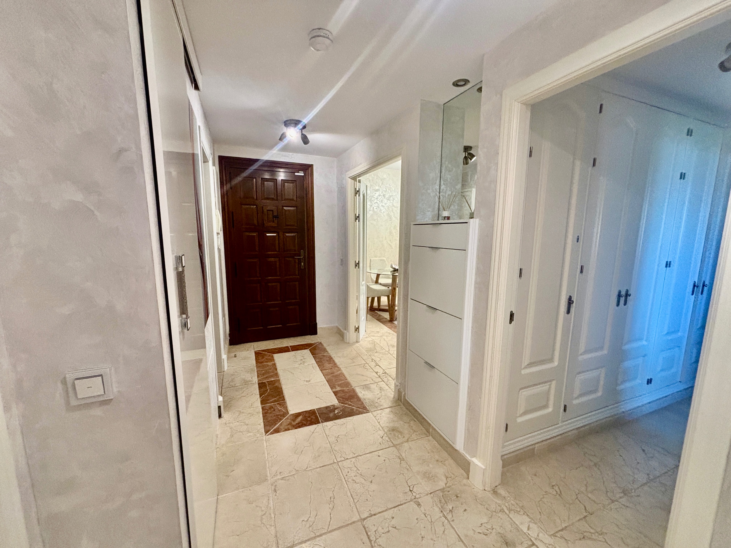 2 Bedroom Apartment in Benahavís - Photo 2