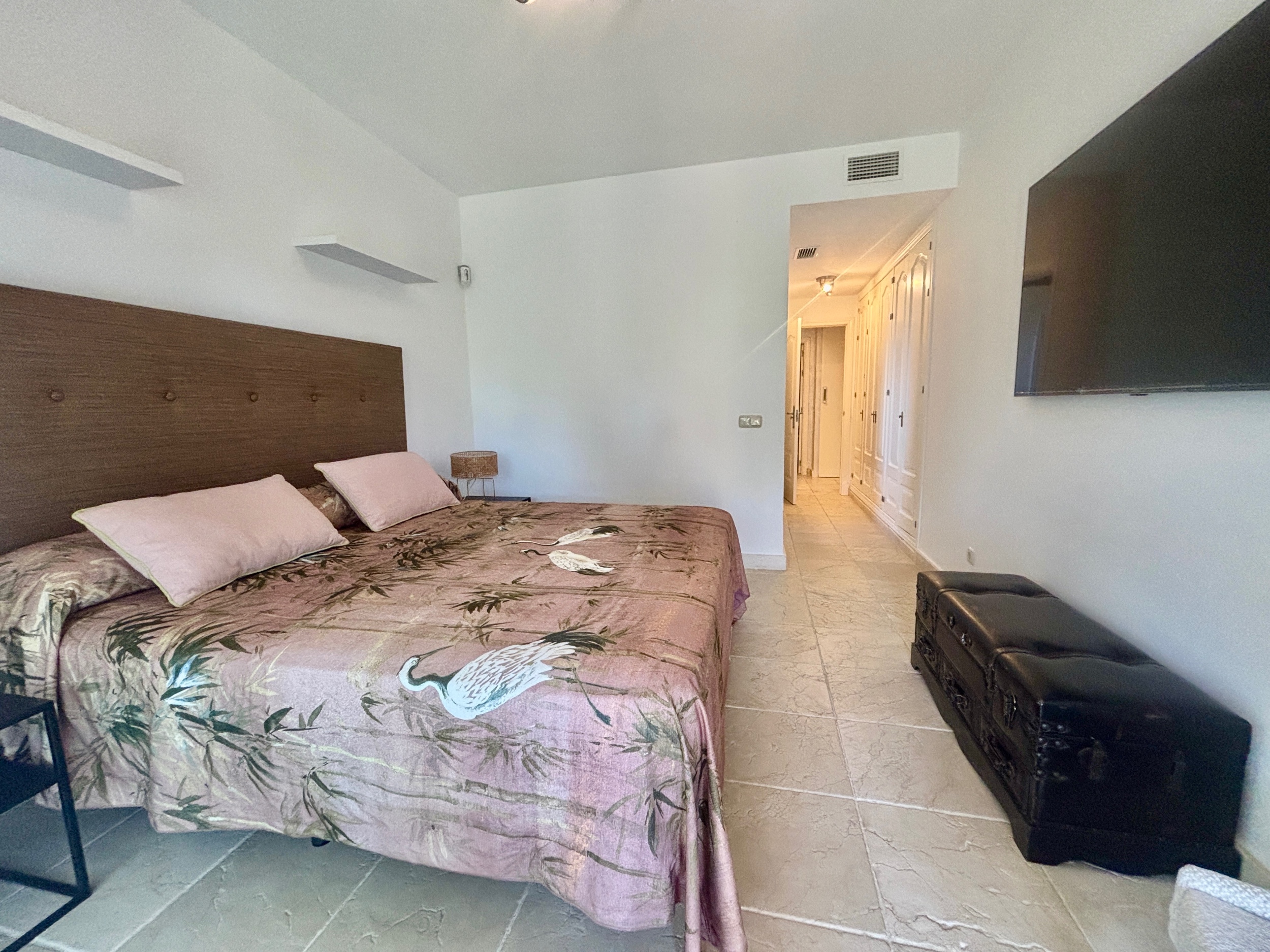 2 Bedroom Apartment in Benahavís - Photo 4