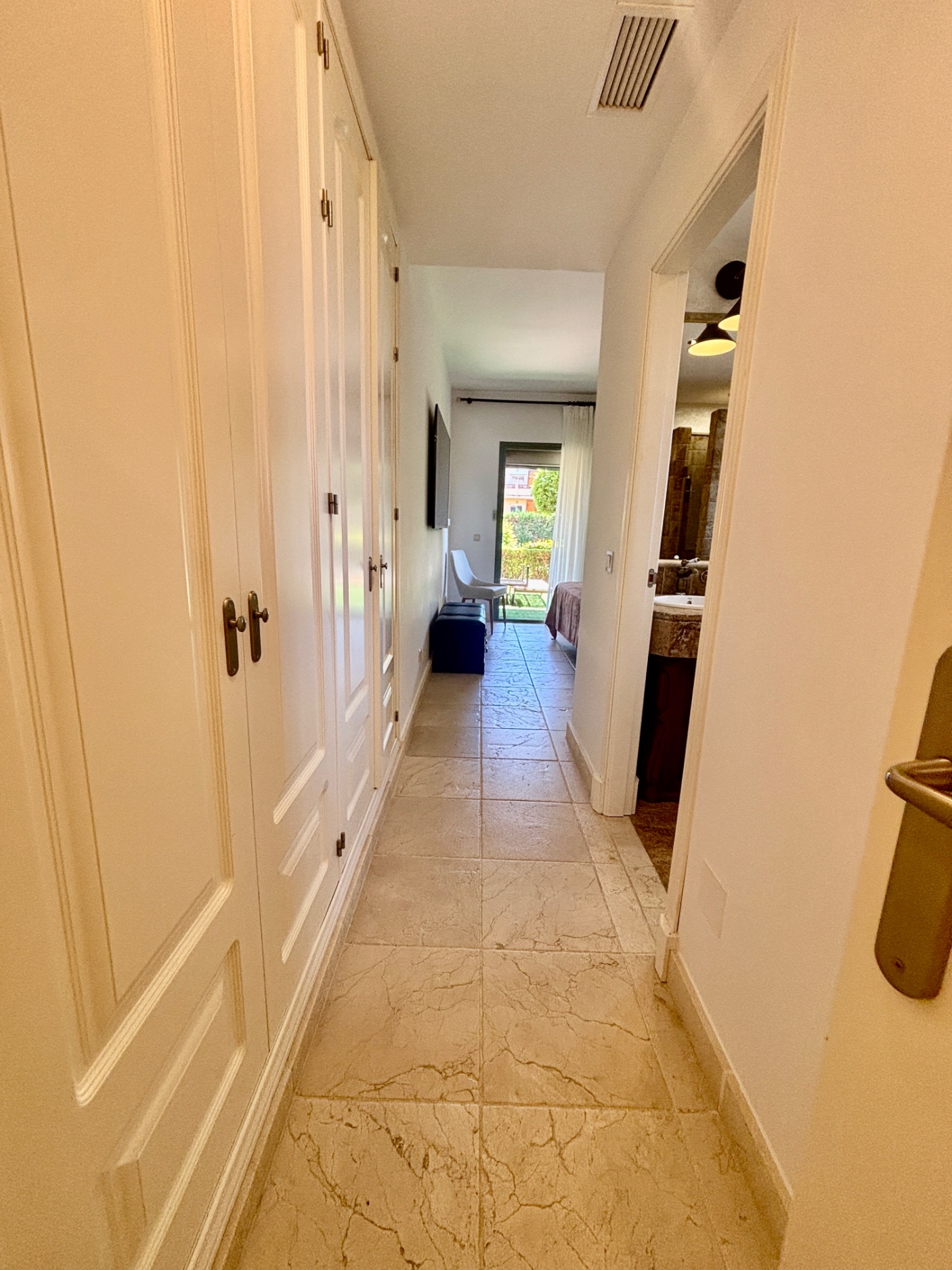 2 Bedroom Apartment in Benahavís - Photo 6