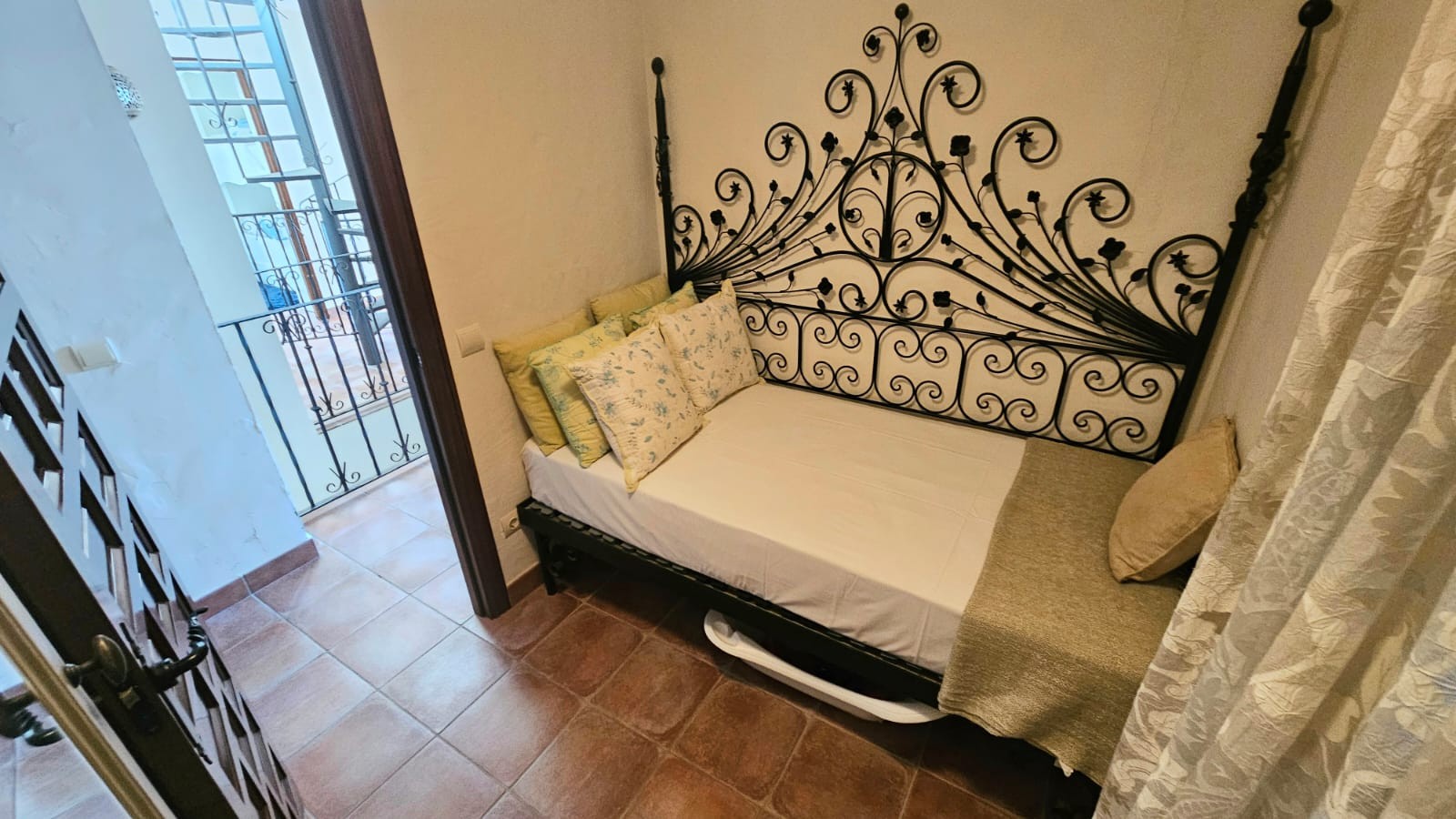 5 Bedroom Villa in Estepona - Photo 12