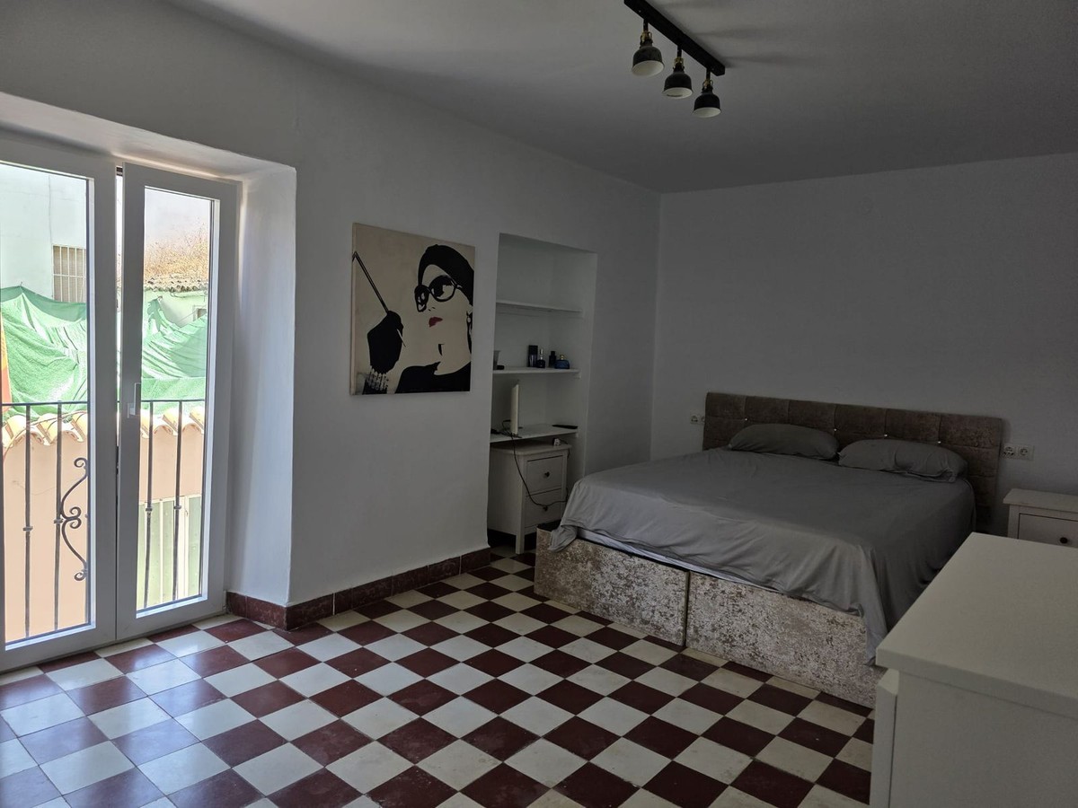 4 Bedroom Townhouse in Coín - Photo 3