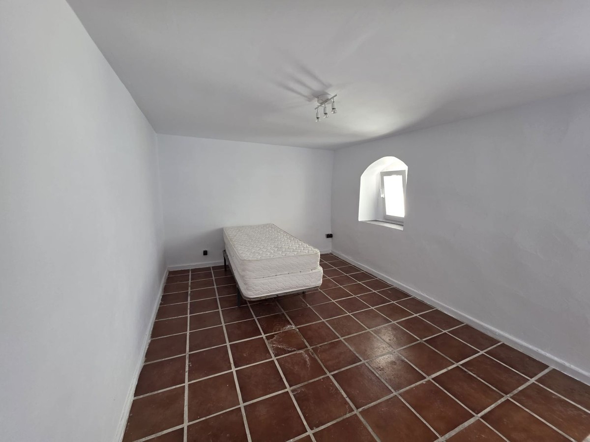 4 Bedroom Townhouse in Coín - Photo 7