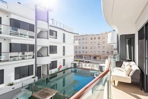 4 Bedroom Apartment in Estepona - Photo 2