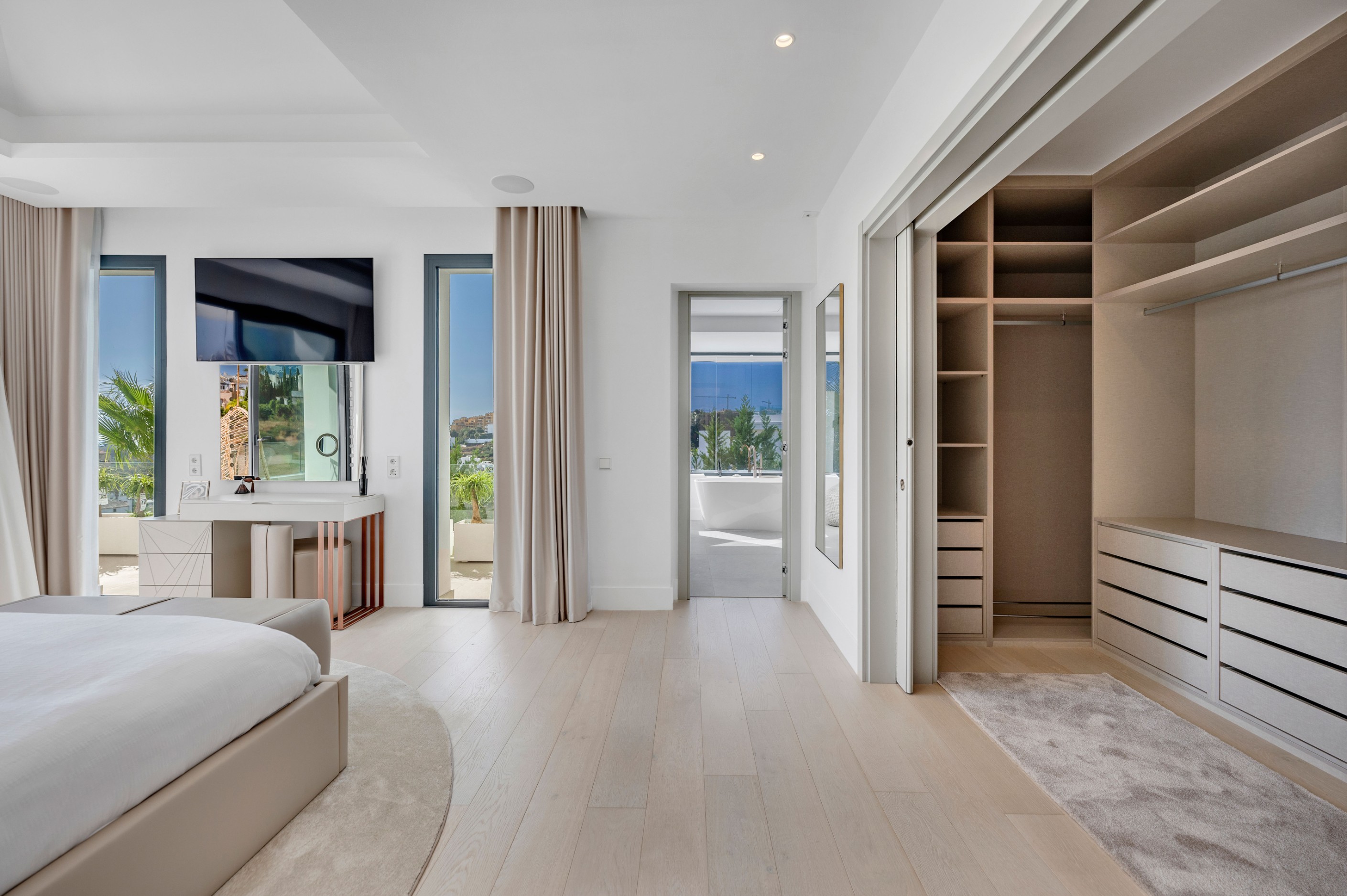 6 Bedroom Villa in Estepona - Photo 8