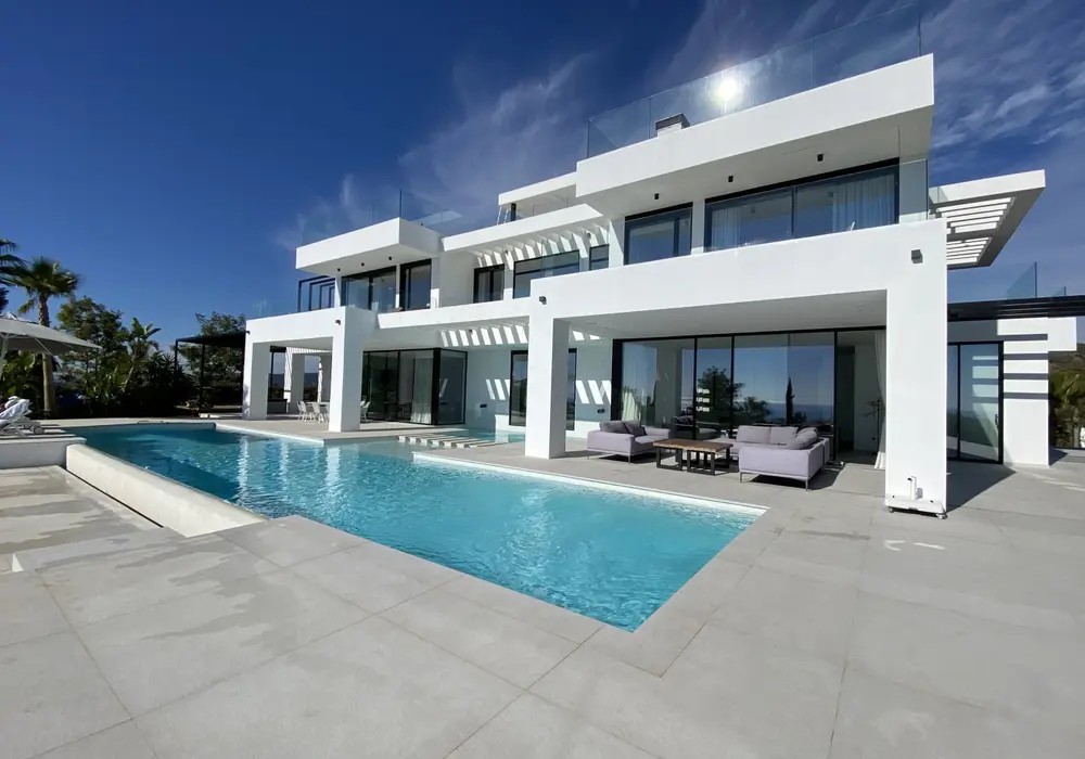 9 Bedroom Villa in Estepona - Photo 2