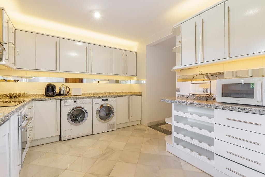 3 Bedroom Apartment in Marbella - Photo 11