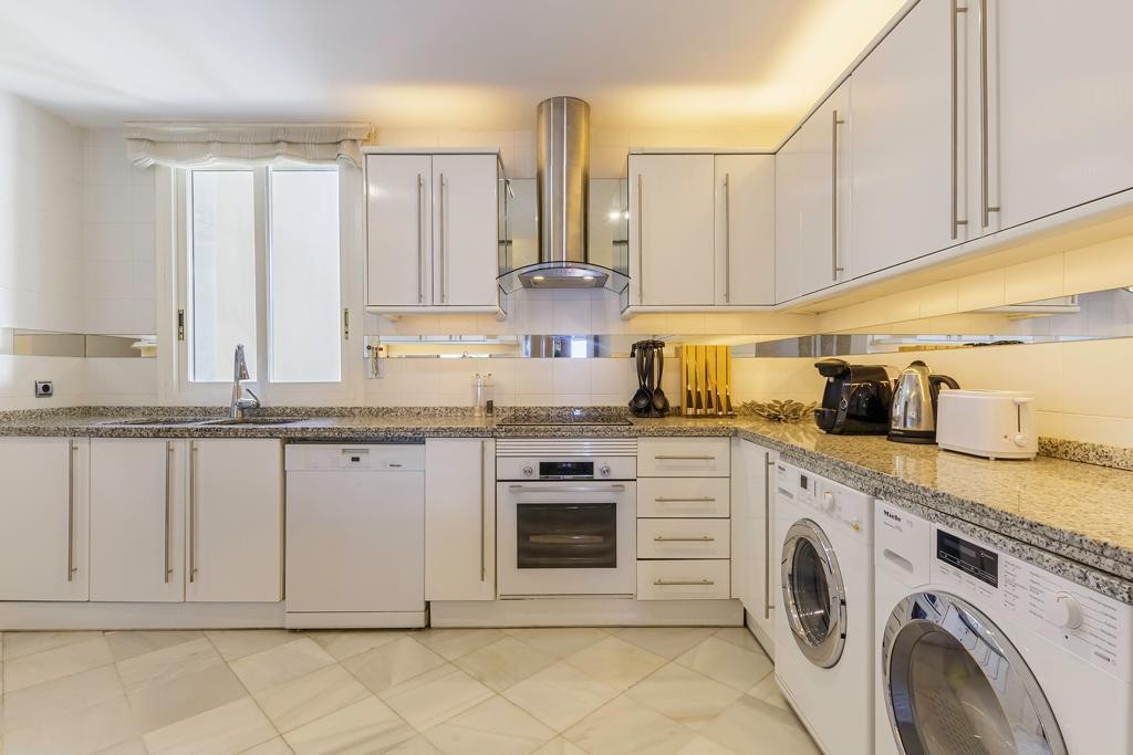 3 Bedroom Apartment in Marbella - Photo 10