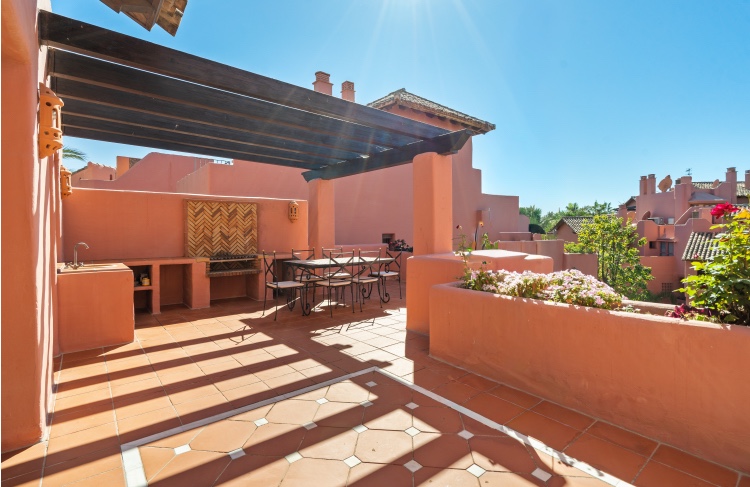 3 Bedroom Apartment in Estepona - Photo 2