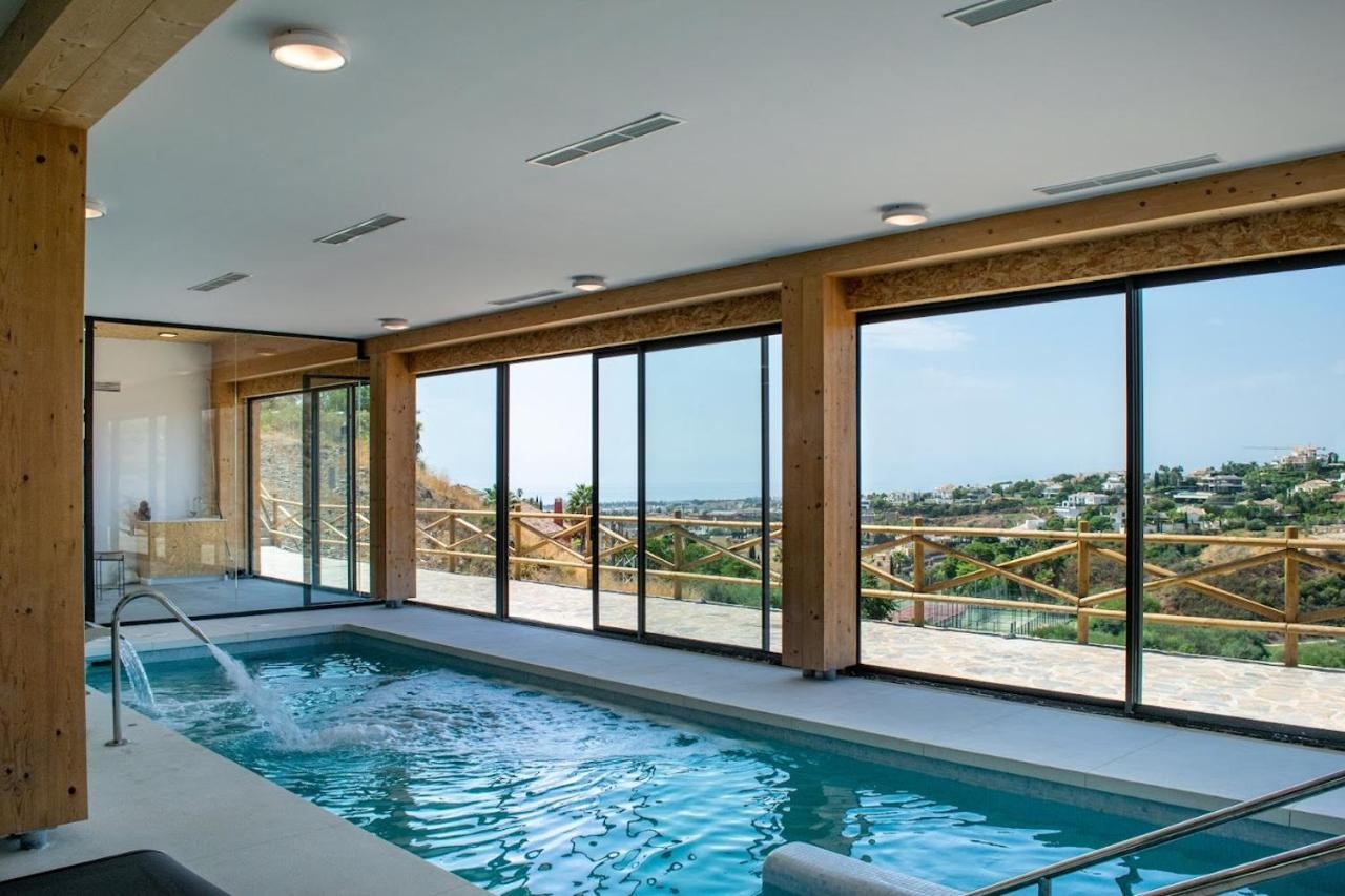 2 Bedroom Apartment in Estepona - Photo 3