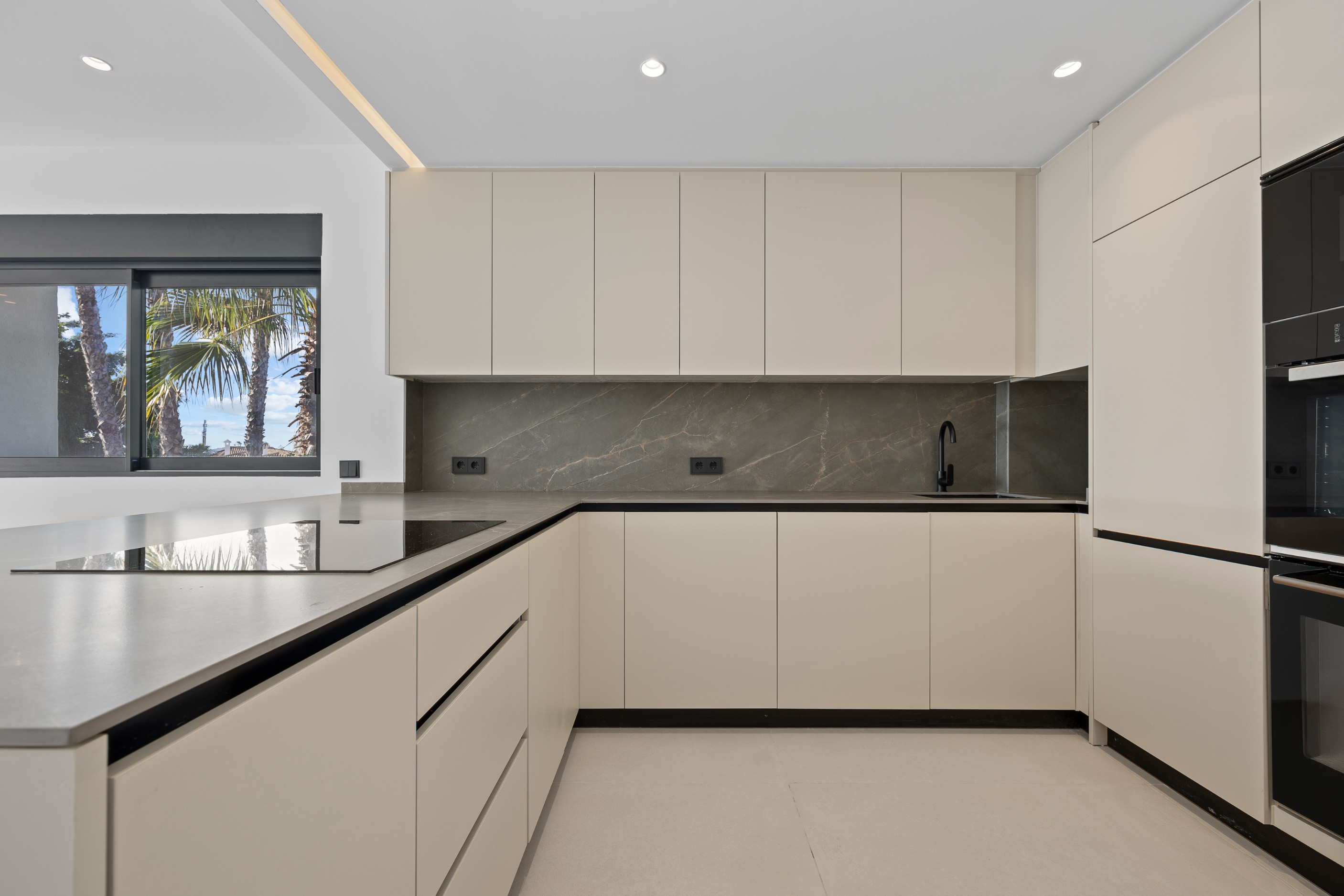 3 Bedroom Penthouse in Estepona - Photo 11