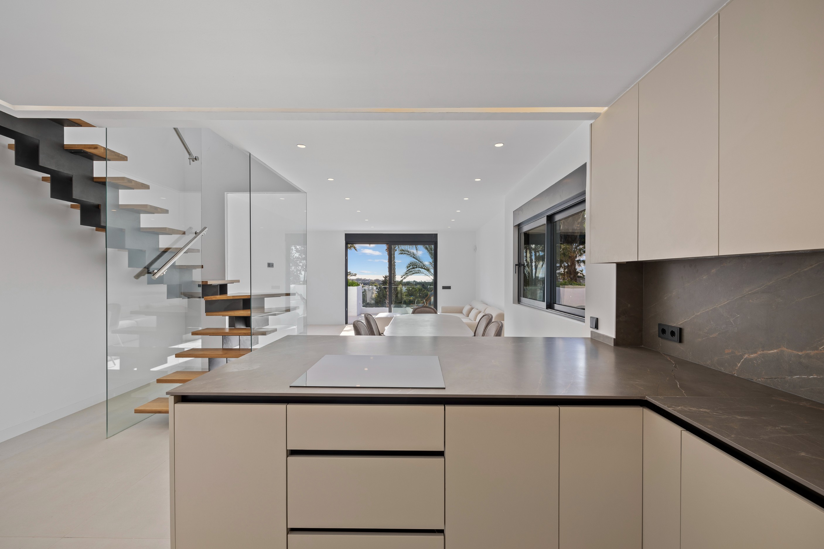 3 Bedroom Penthouse in Estepona - Photo 12