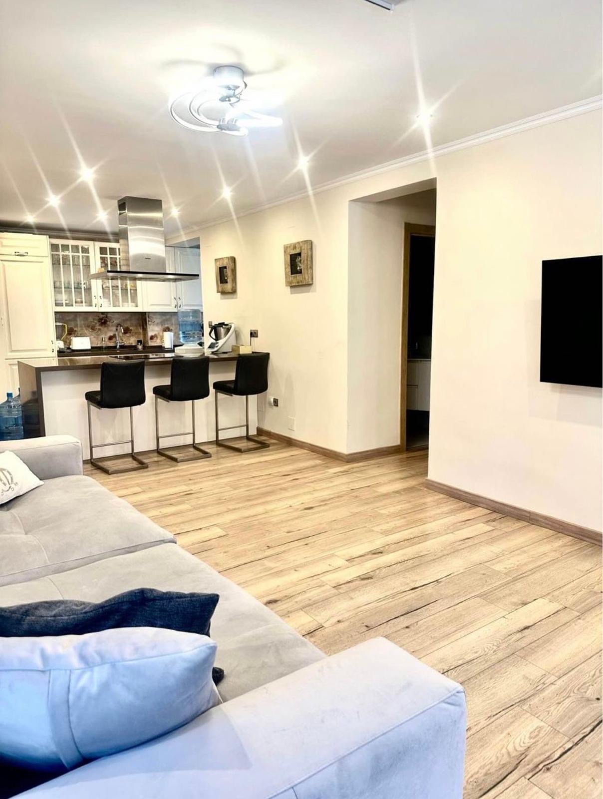 2 Bedroom Apartment in Marbella - Photo 2