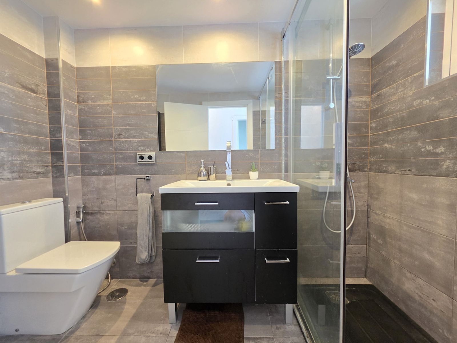 2 Bedroom Apartment in Marbella - Photo 12
