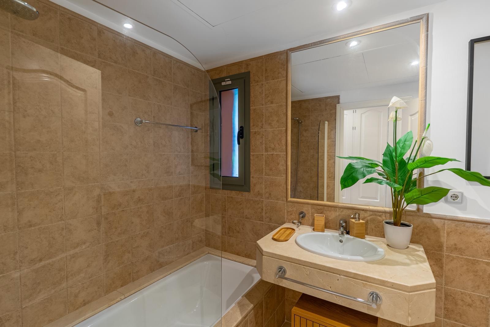 3 Bedroom Apartment in Estepona - Photo 9