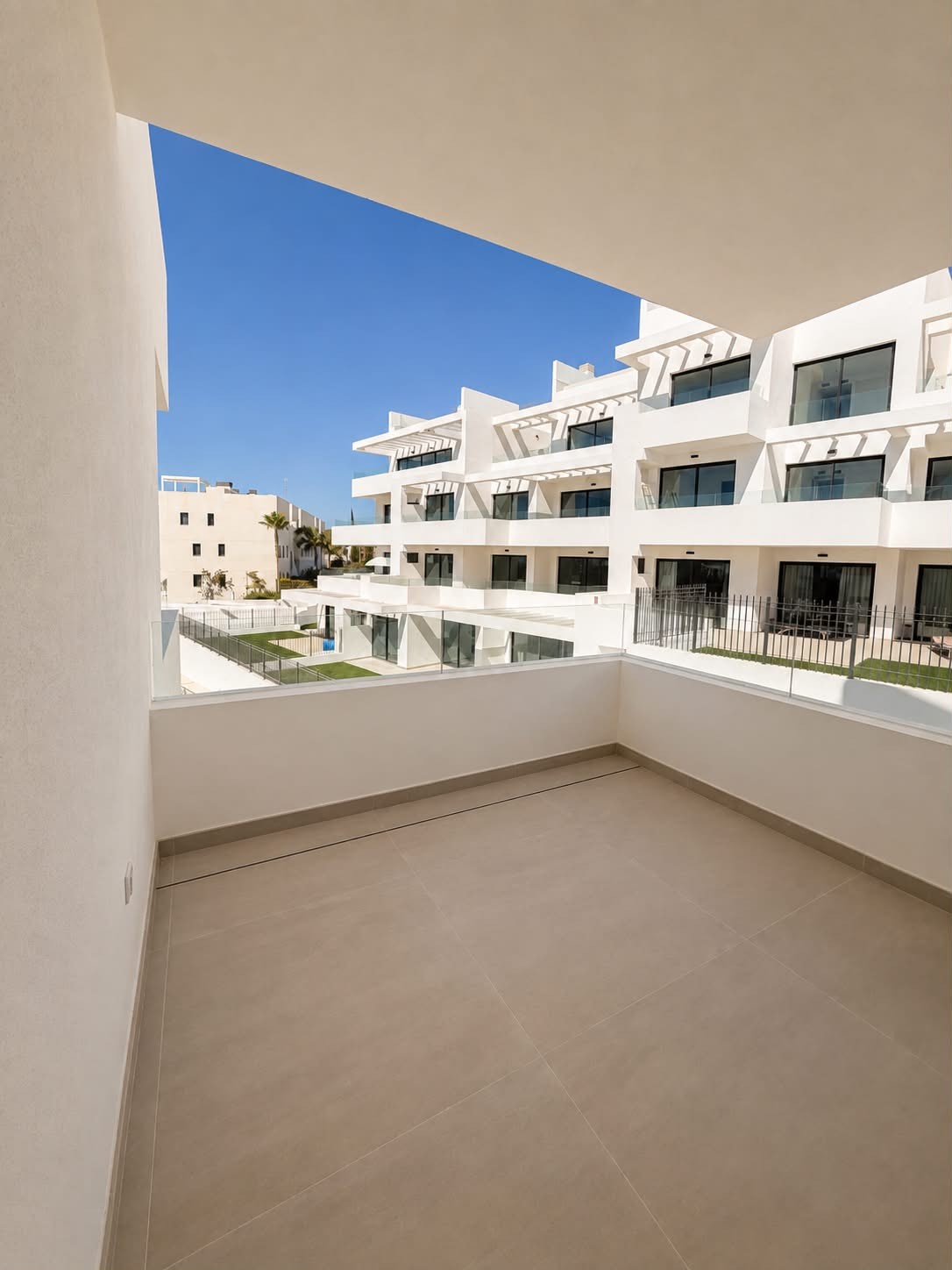 3 Bedroom Apartment in Estepona - Photo 11