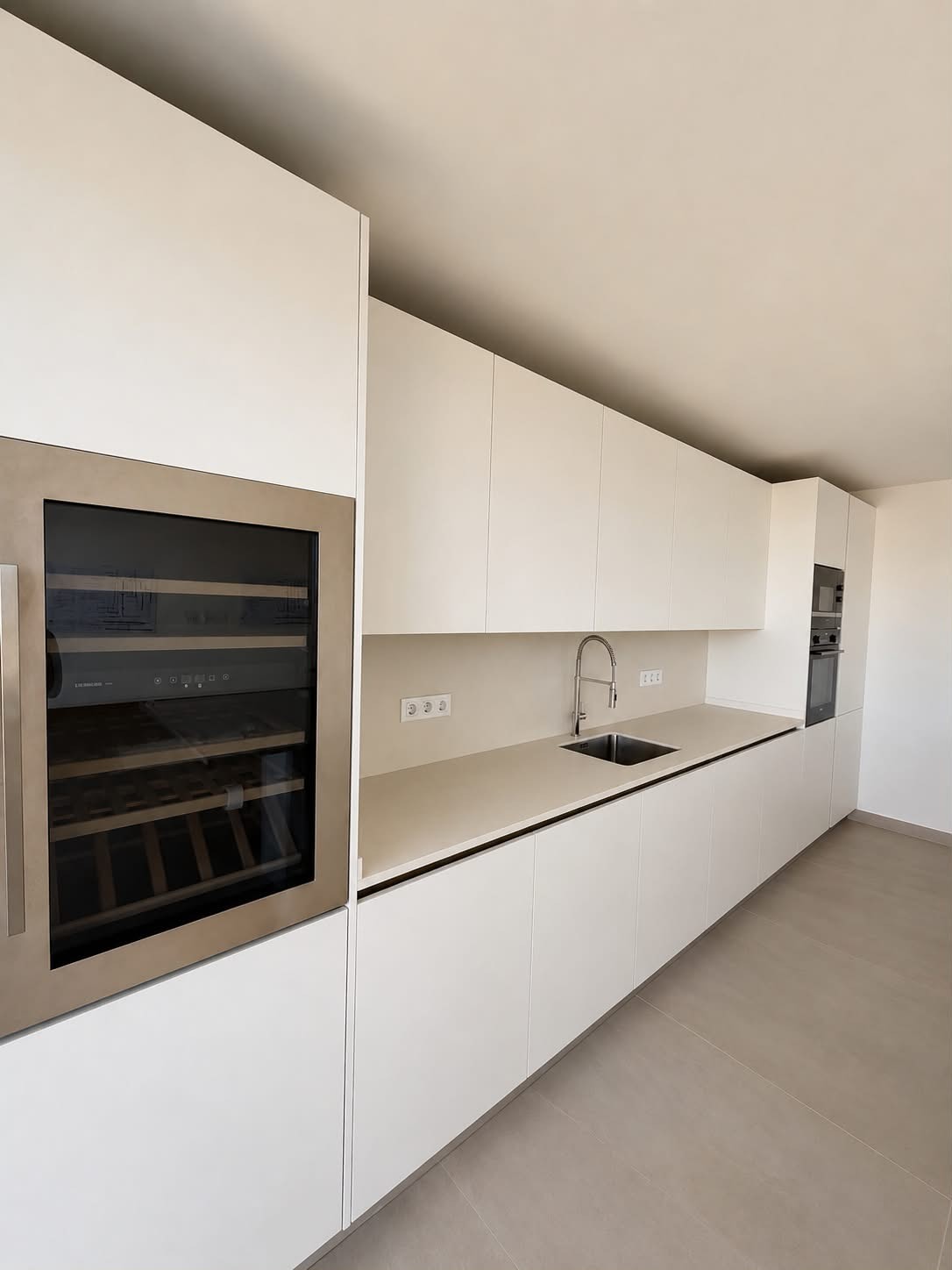 3 Bedroom Apartment in Estepona - Photo 2