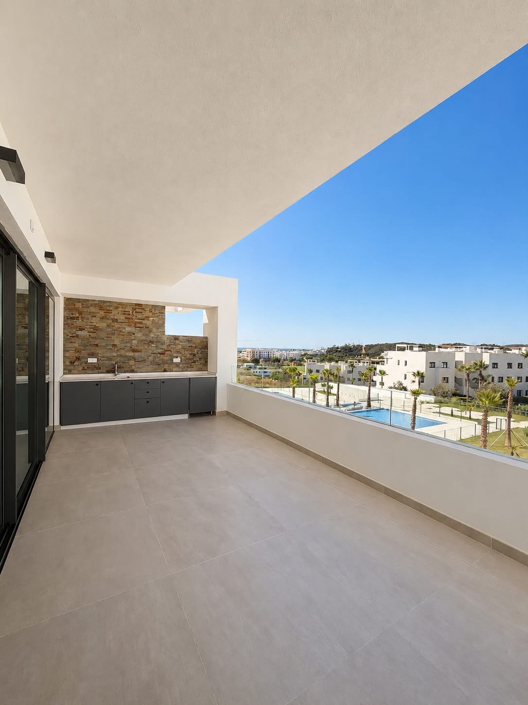 3 Bedroom Apartment in Estepona - Photo 4