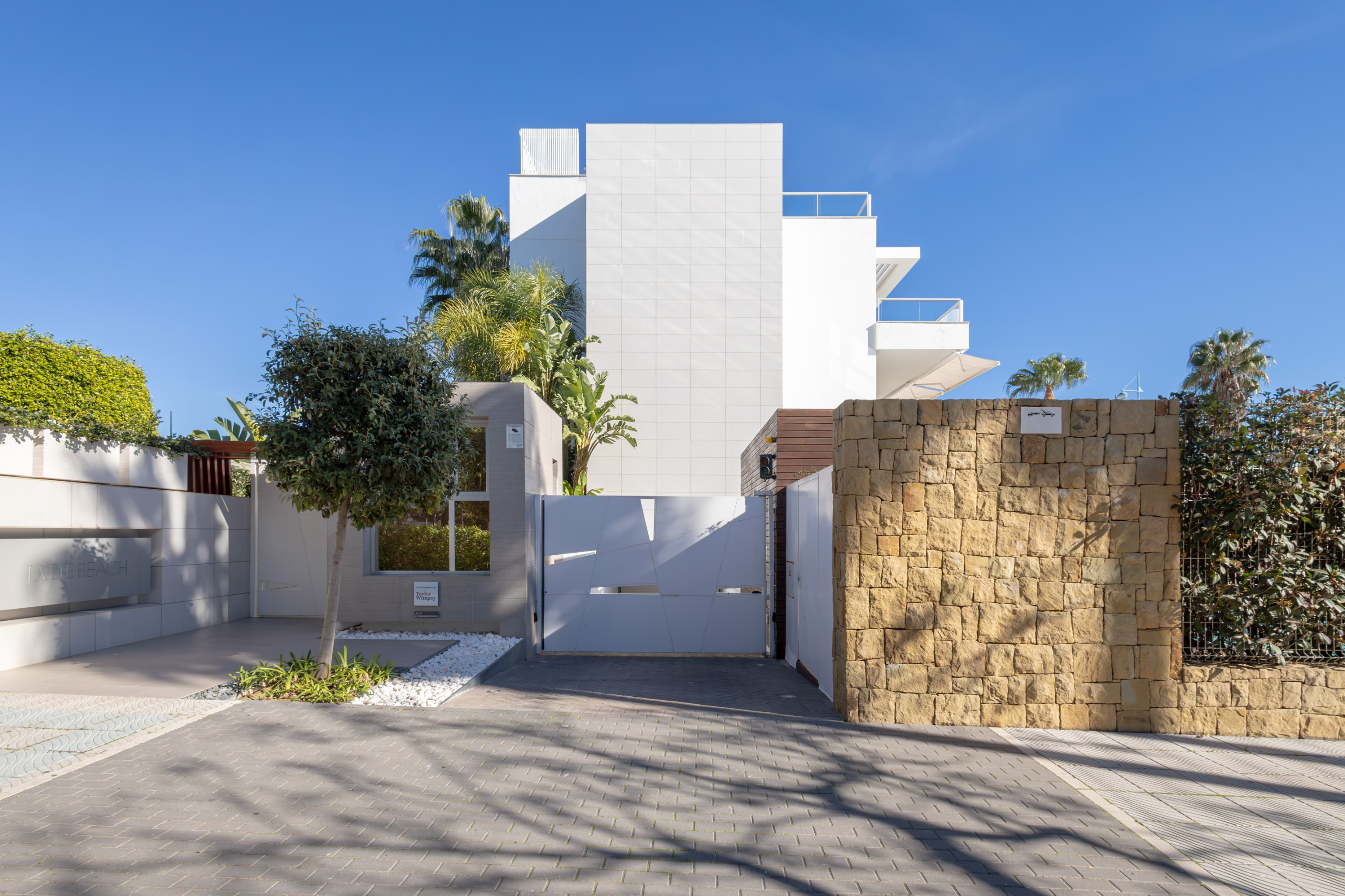 2 Bedroom Apartment in Marbella - Photo 23