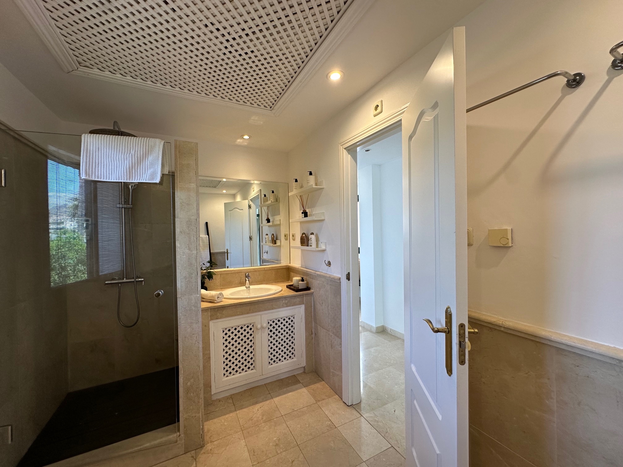 4 Bedroom Villa in Estepona - Photo 17