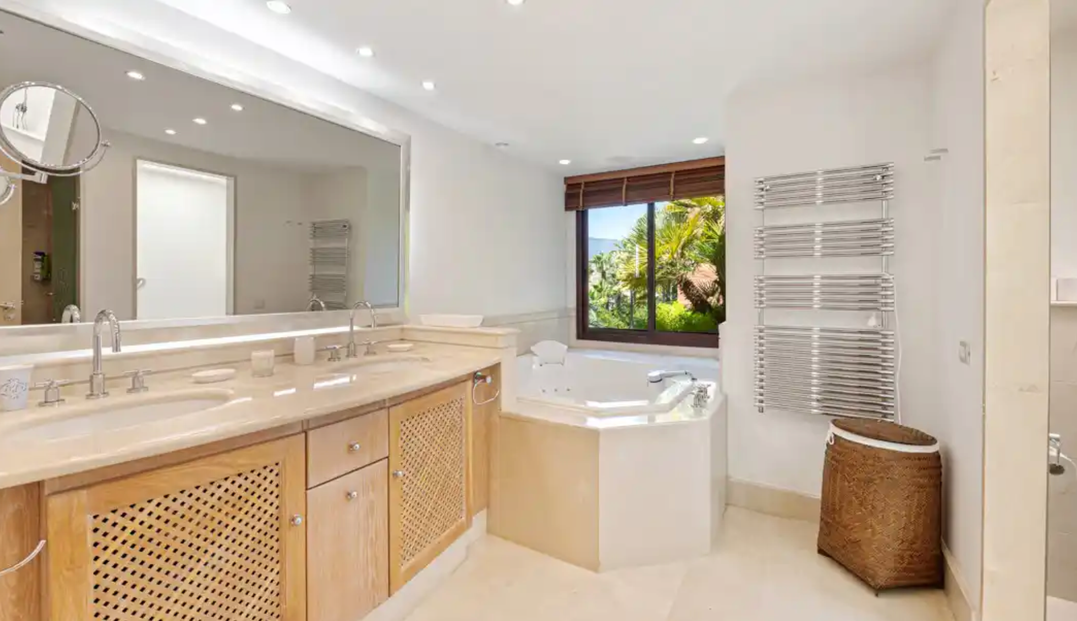 3 Bedroom Penthouse in Estepona - Photo 2