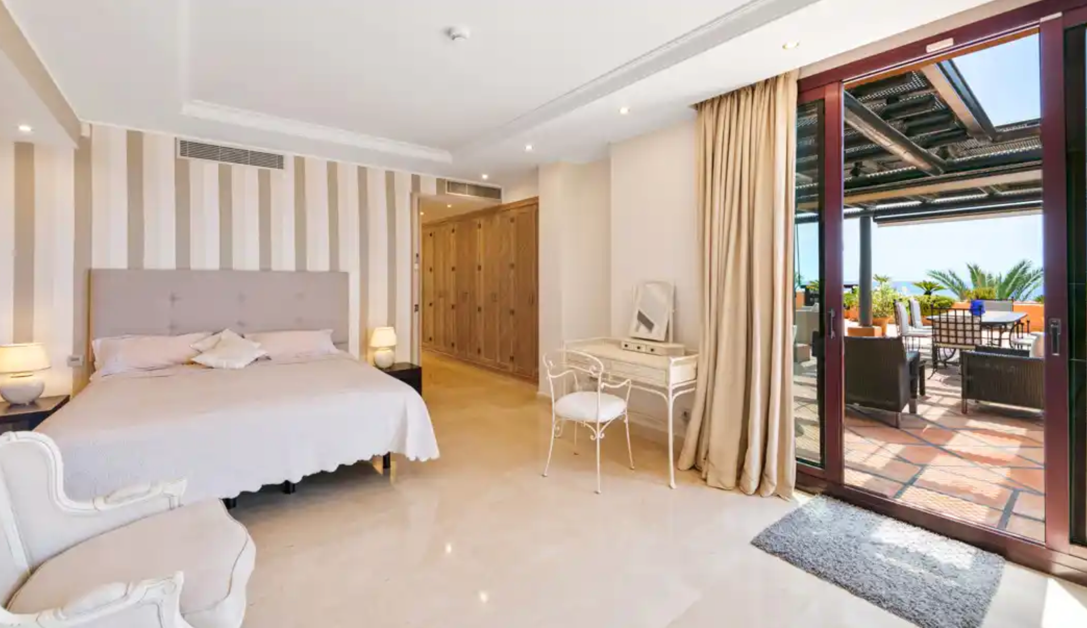 3 Bedroom Penthouse in Estepona - Photo 7