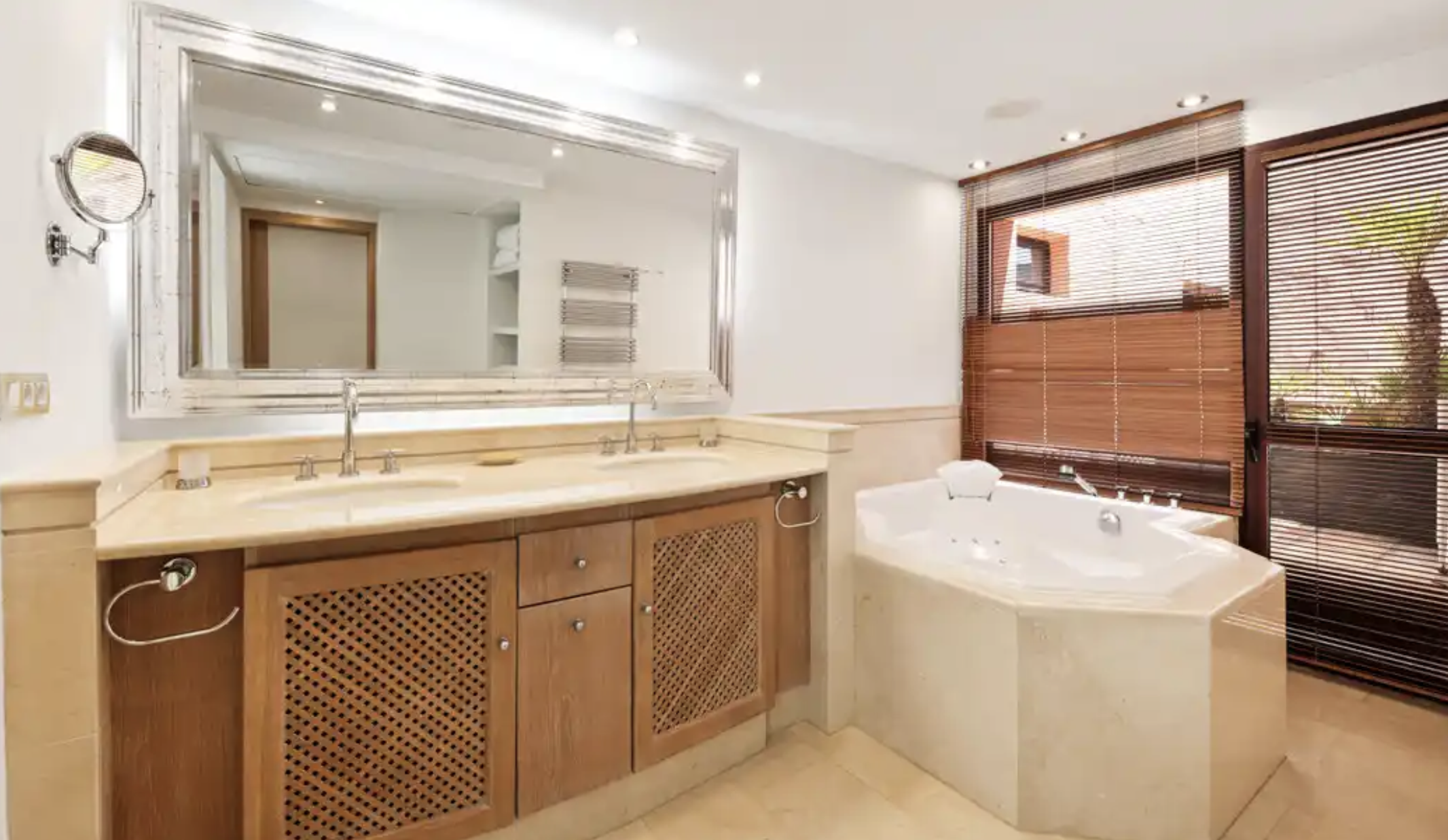 3 Bedroom Penthouse in Estepona - Photo 3