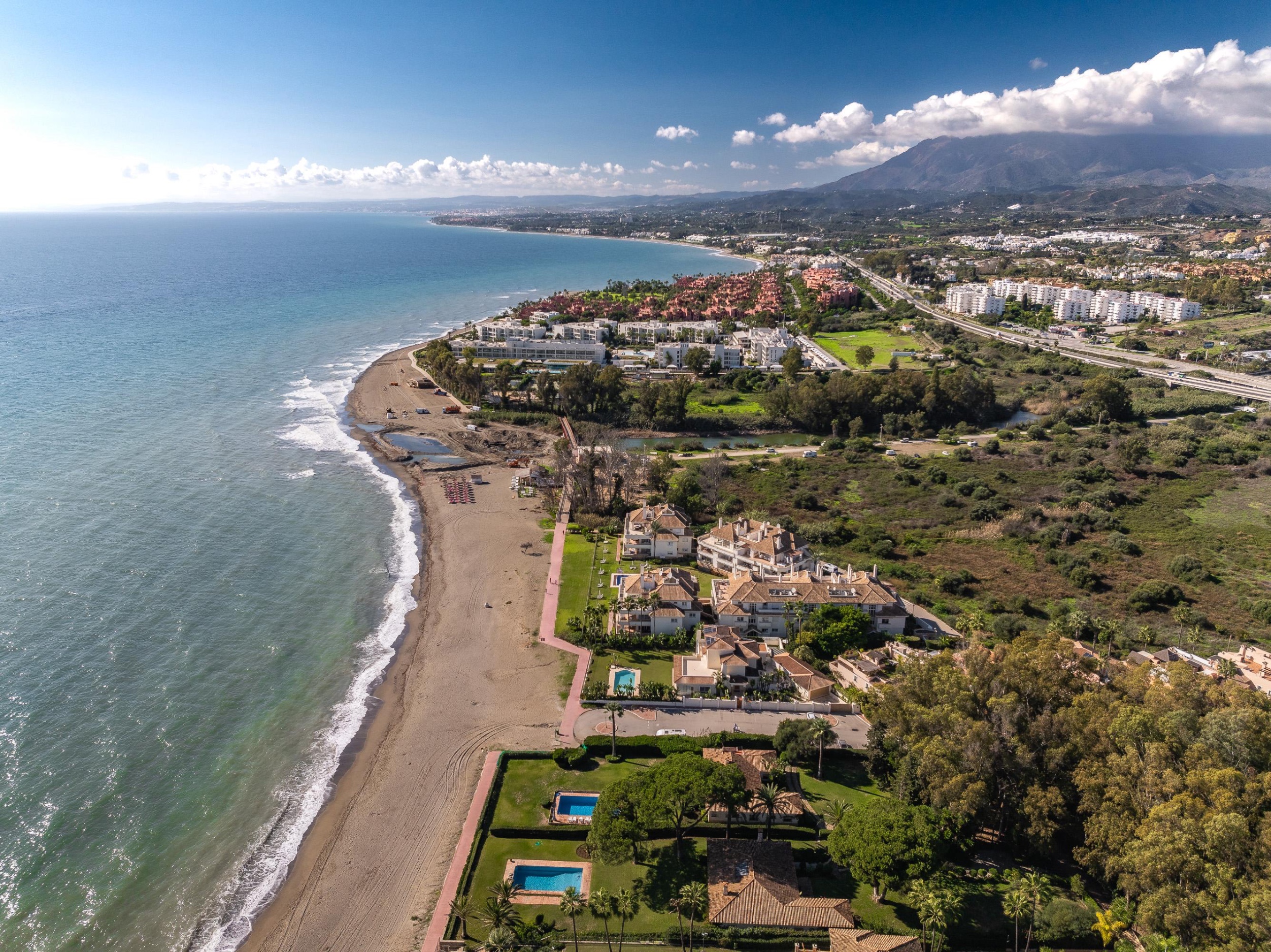 5 Bedroom Villa in Estepona - Photo 6