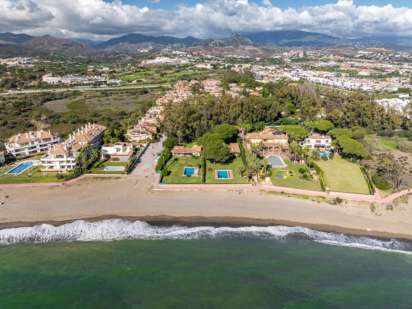 5 Bedroom Villa in Estepona - Photo 8