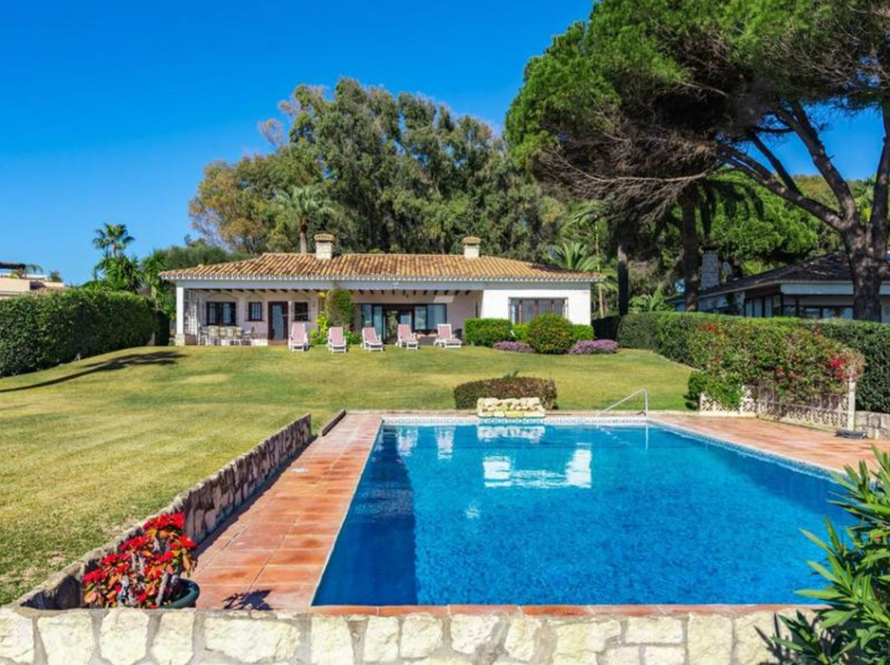 5 Bedroom Villa in Estepona - Photo 2