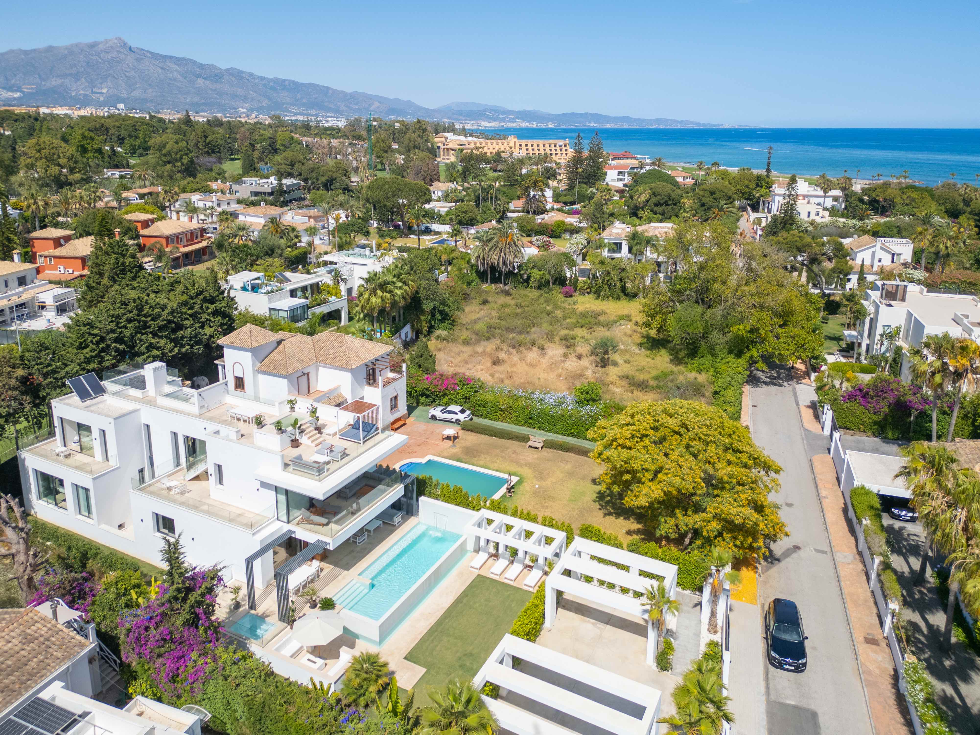 7 Bedroom Villa in Estepona - Photo 2