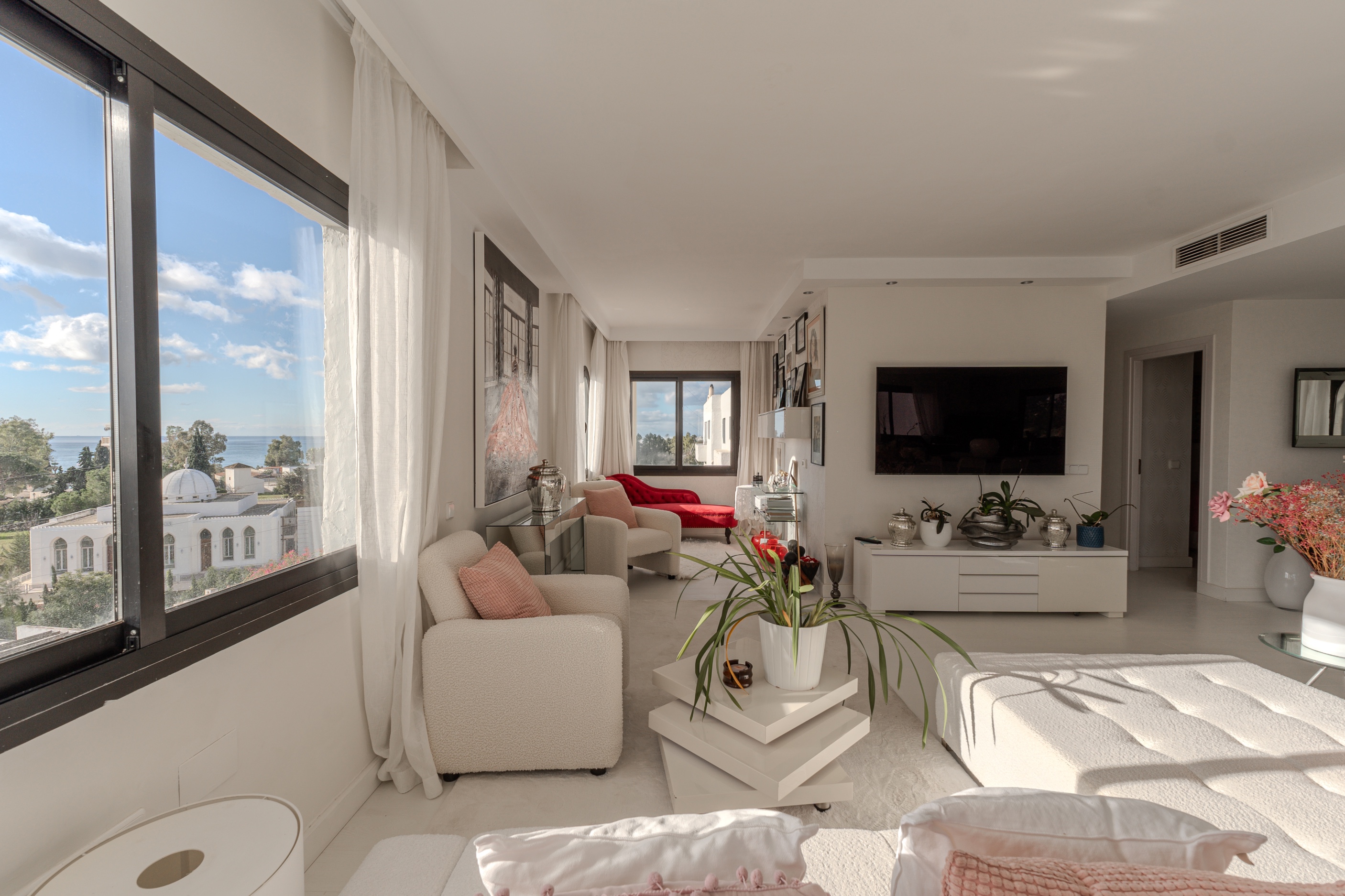 2 Bedroom Apartment in Marbella - Photo 2