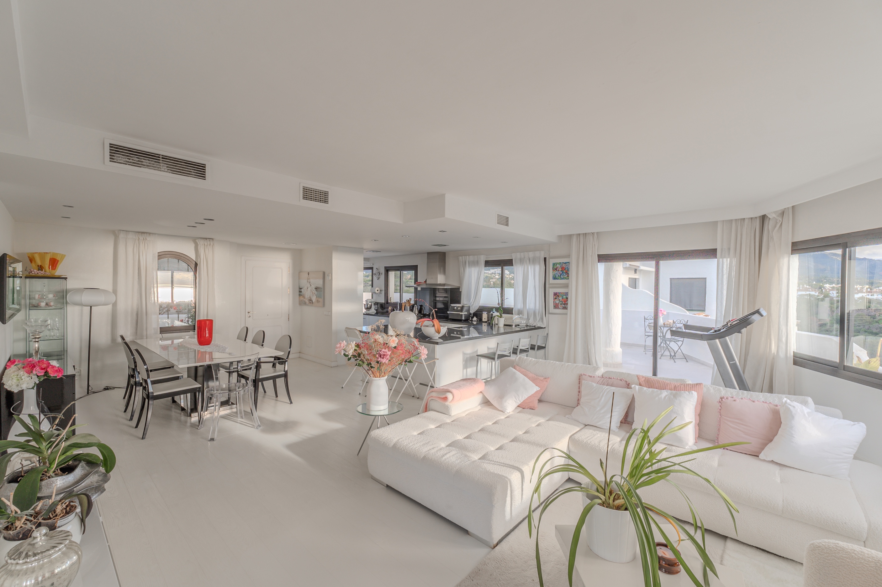 2 Bedroom Apartment in Marbella - Photo 13