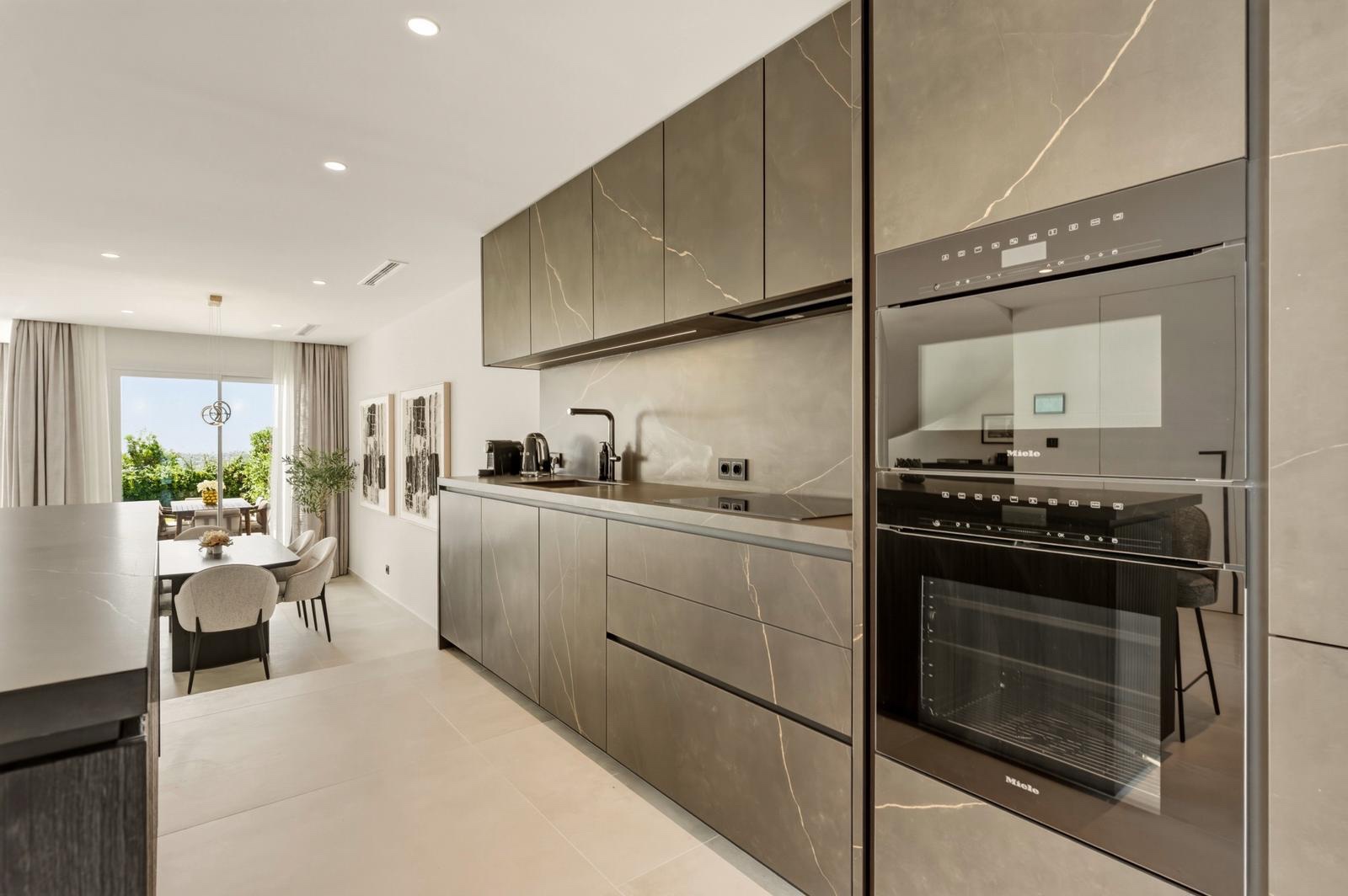 3 Bedroom Townhouse in Benahavís - Photo 6
