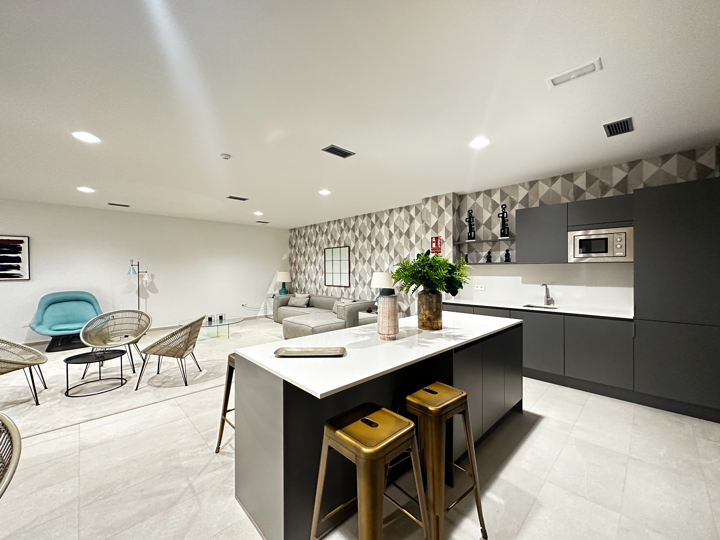 3 Bedroom Apartment in Estepona - Photo 2