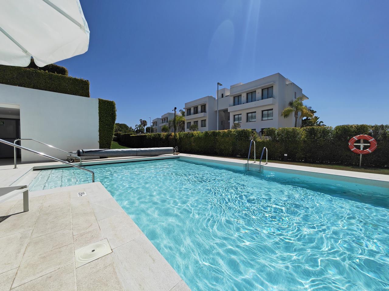 3 Bedroom Apartment in Estepona - Photo 2