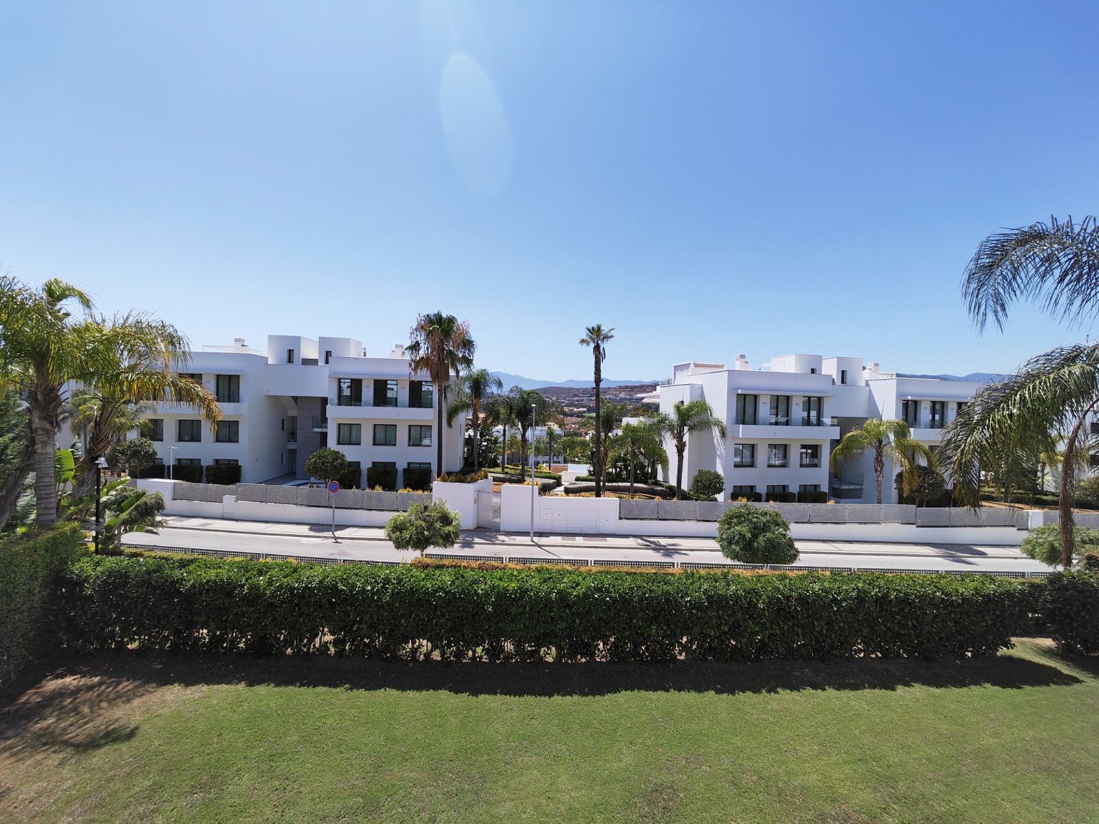 3 Bedroom Apartment in Estepona - Photo 3