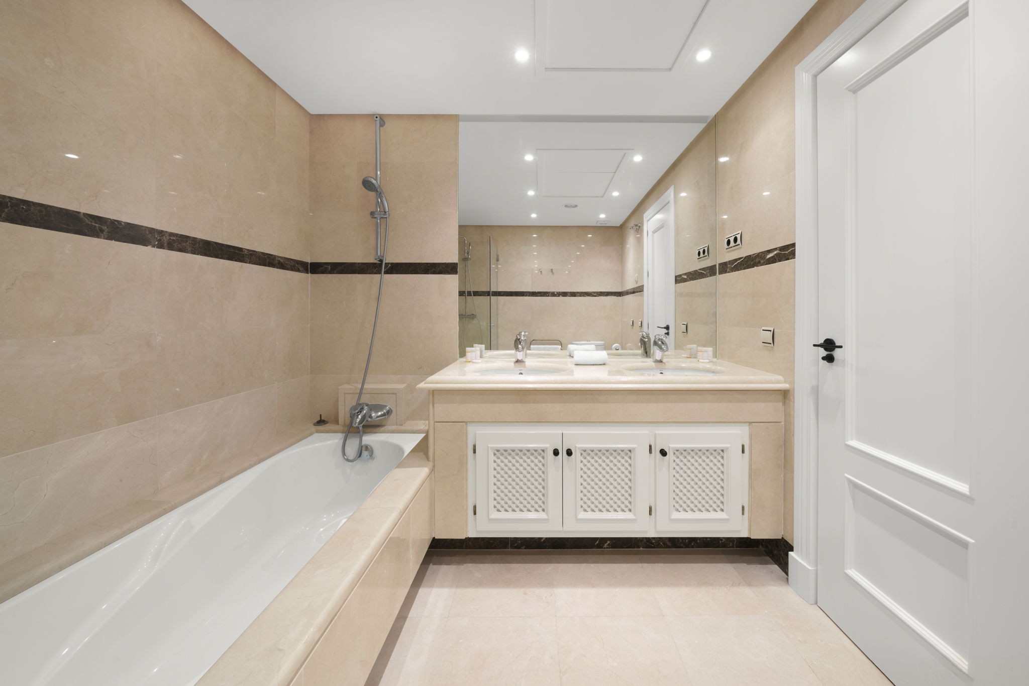 4 Bedroom Apartment in Marbella - Photo 23