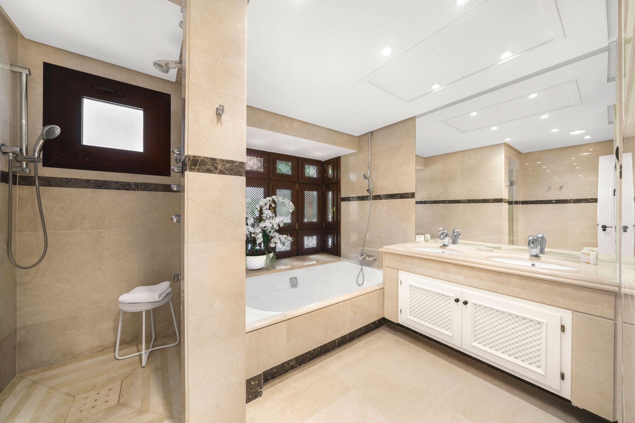 4 Bedroom Apartment in Marbella - Photo 30