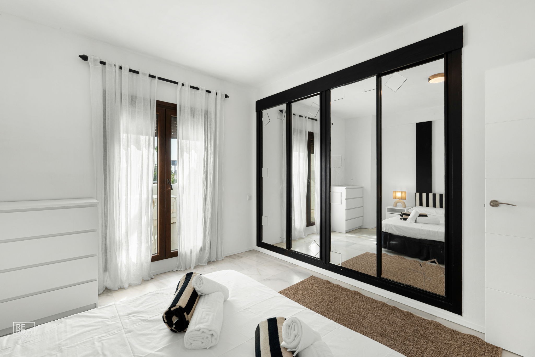 1 Bedroom Apartment in Marbella - Photo 12