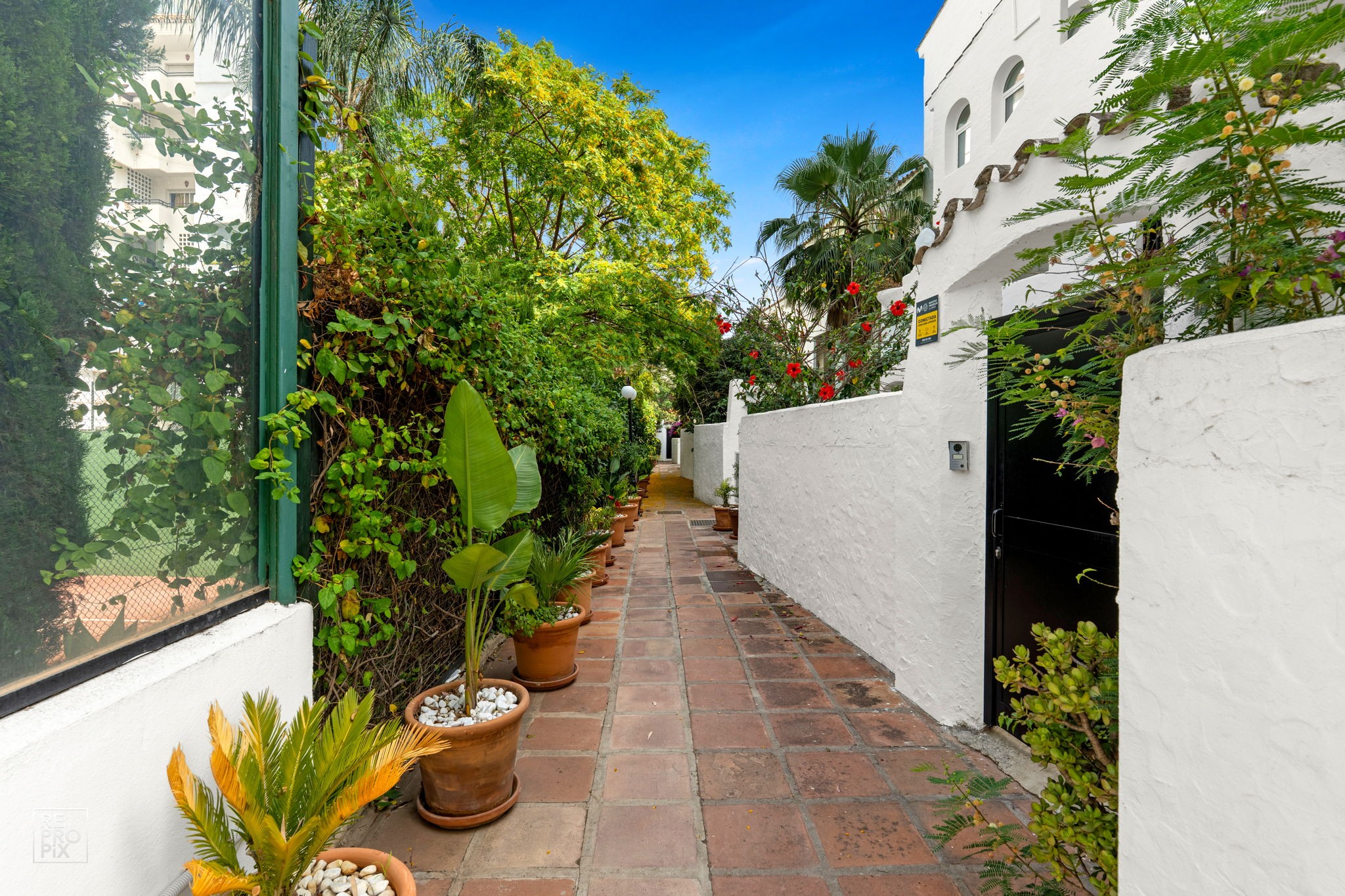 1 Bedroom Apartment in Marbella - Photo 28