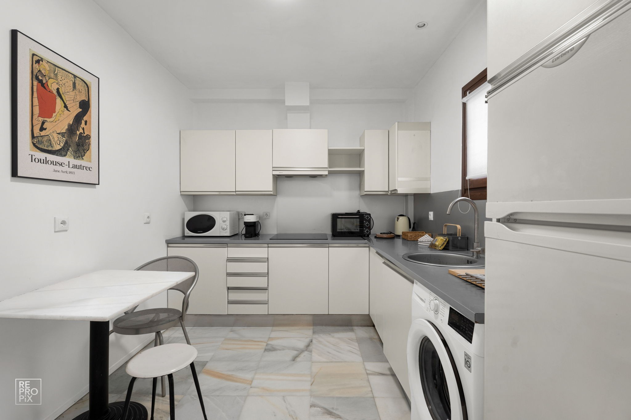 1 Bedroom Apartment in Marbella - Photo 11