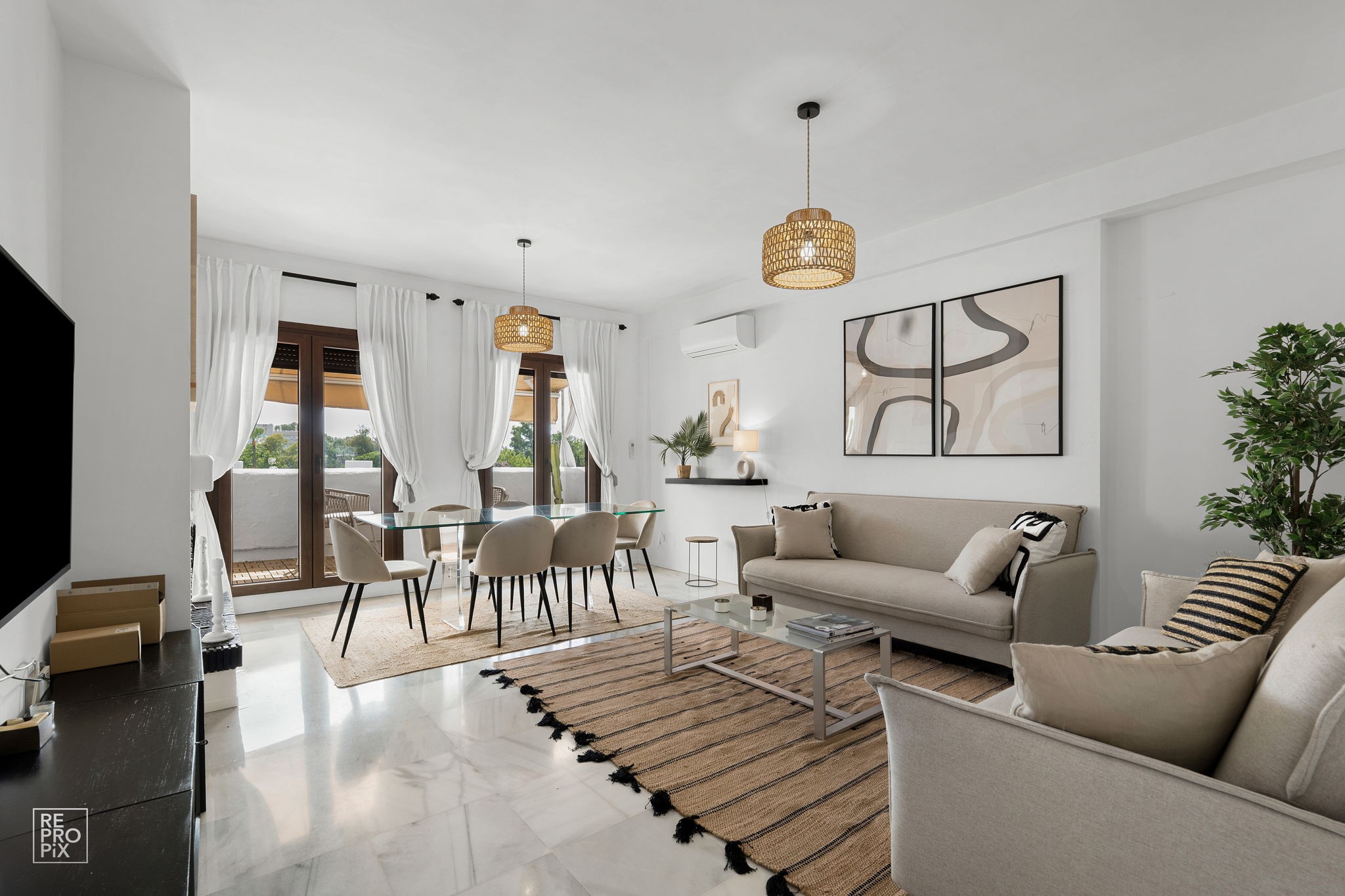 1 Bedroom Apartment in Marbella - Photo 2
