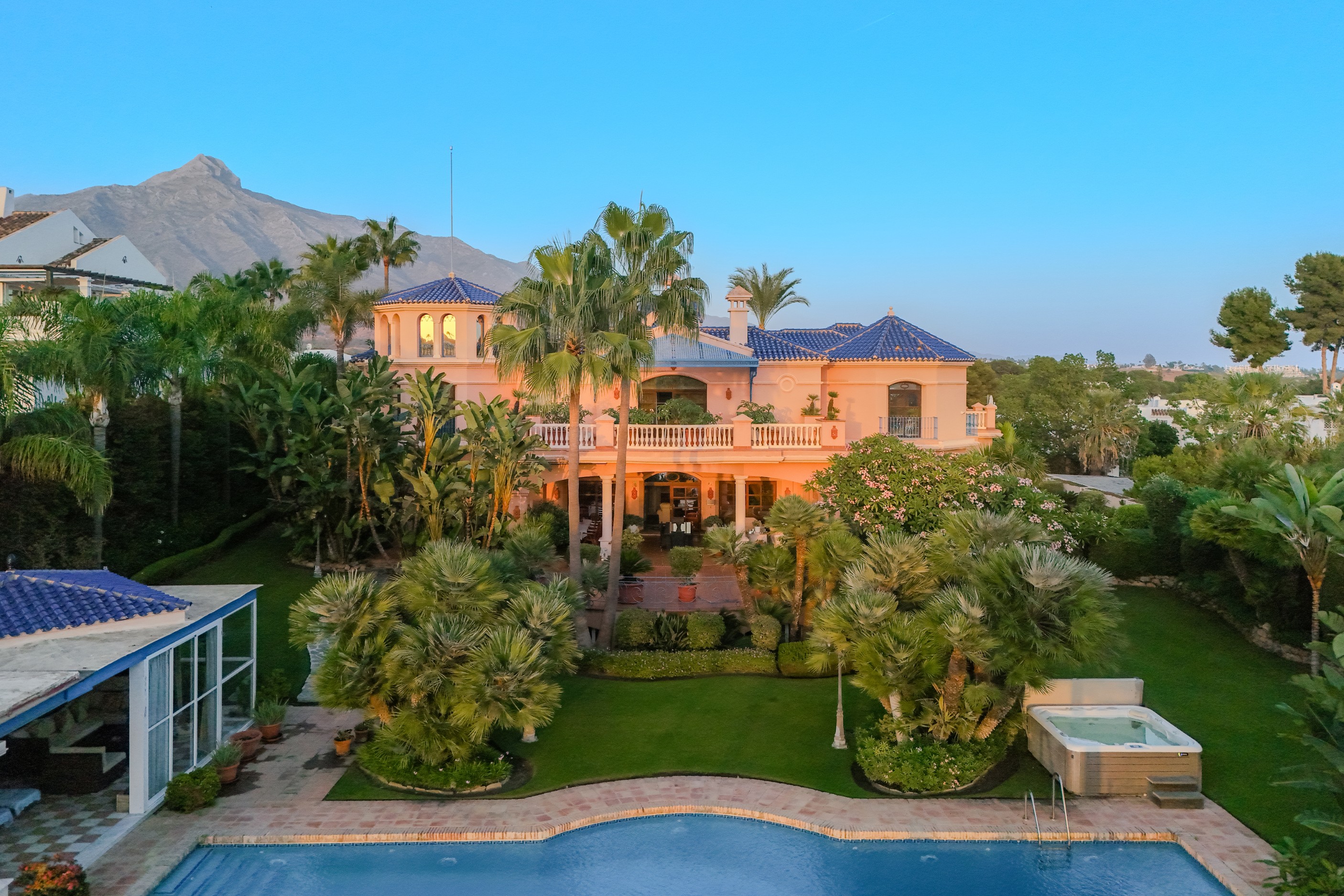 6 Bedroom Villa in Marbella - Photo 2