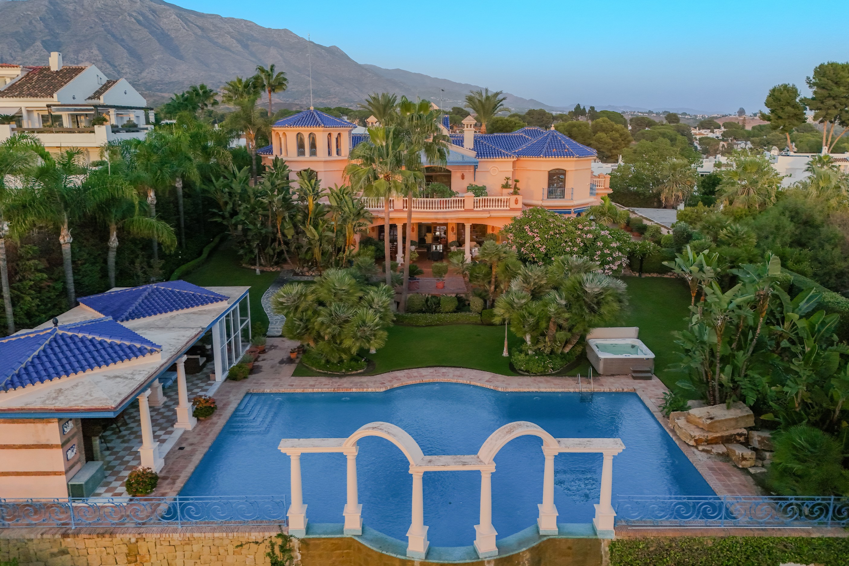 6 Bedroom Villa in Marbella - Photo 4