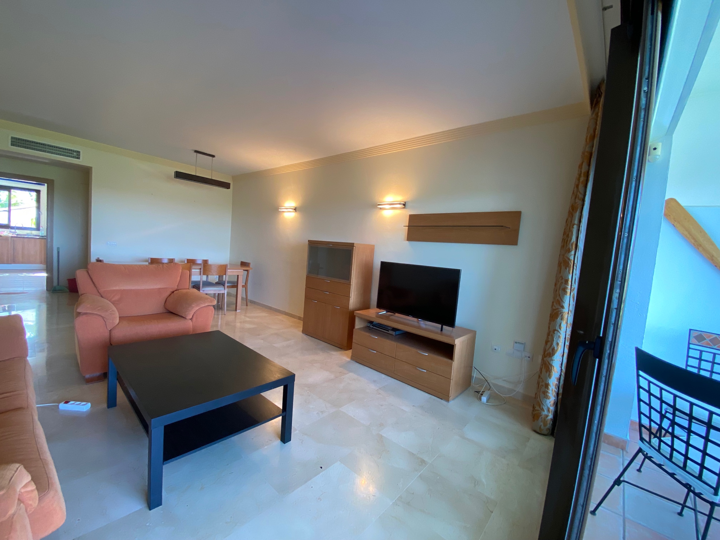 3 Bedroom Apartment in Estepona - Photo 2