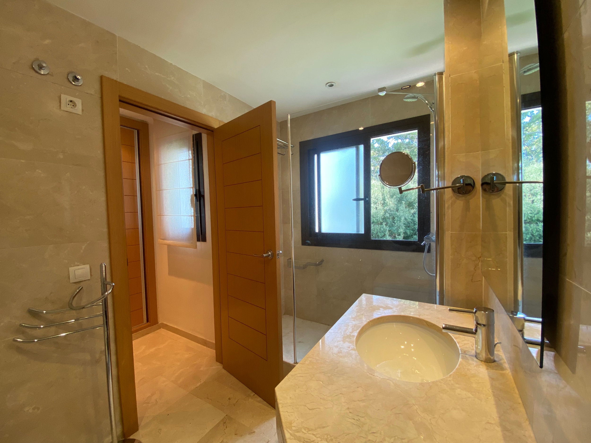 3 Bedroom Apartment in Estepona - Photo 3