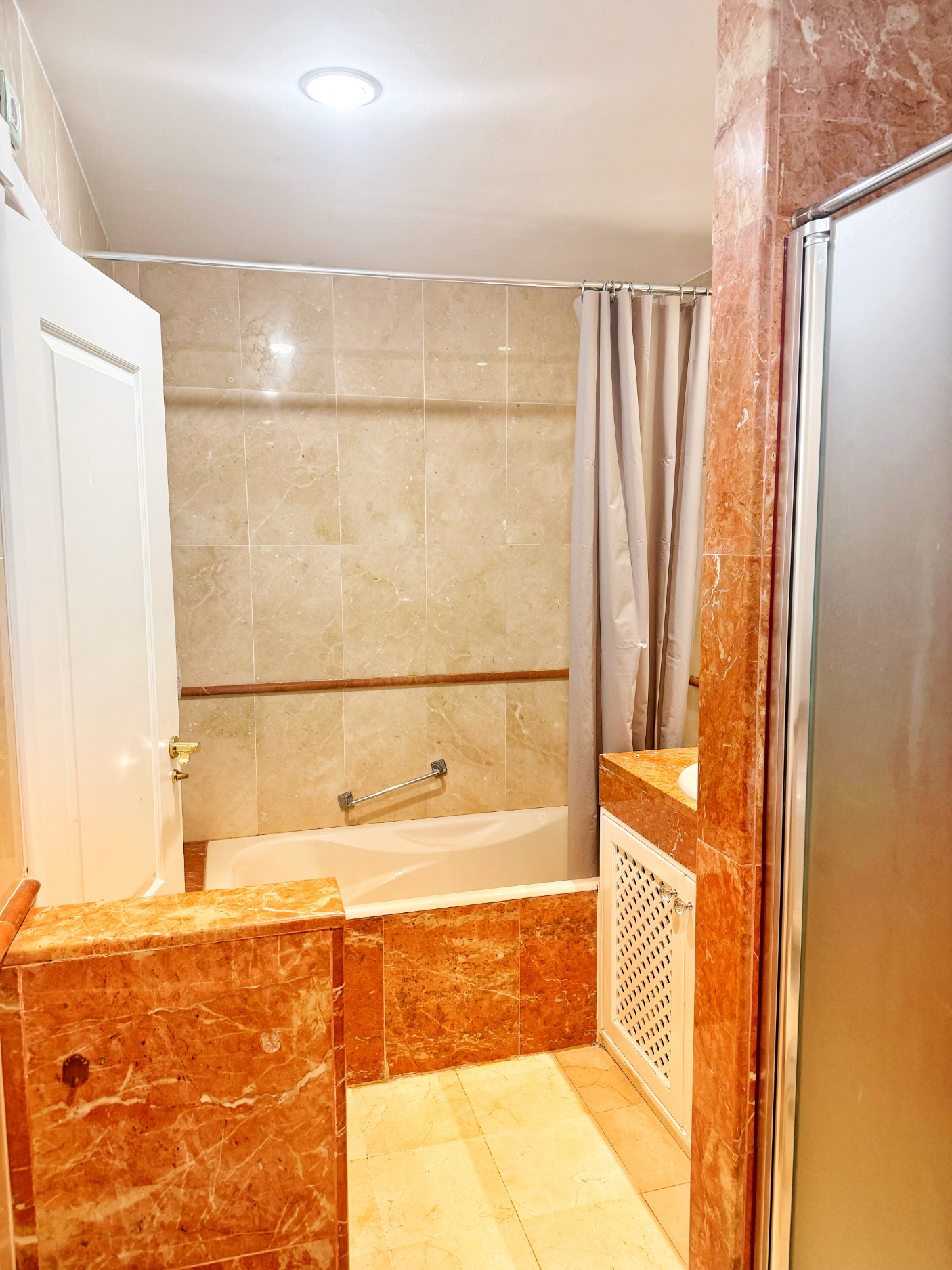 2 Bedroom Apartment in Estepona - Photo 18